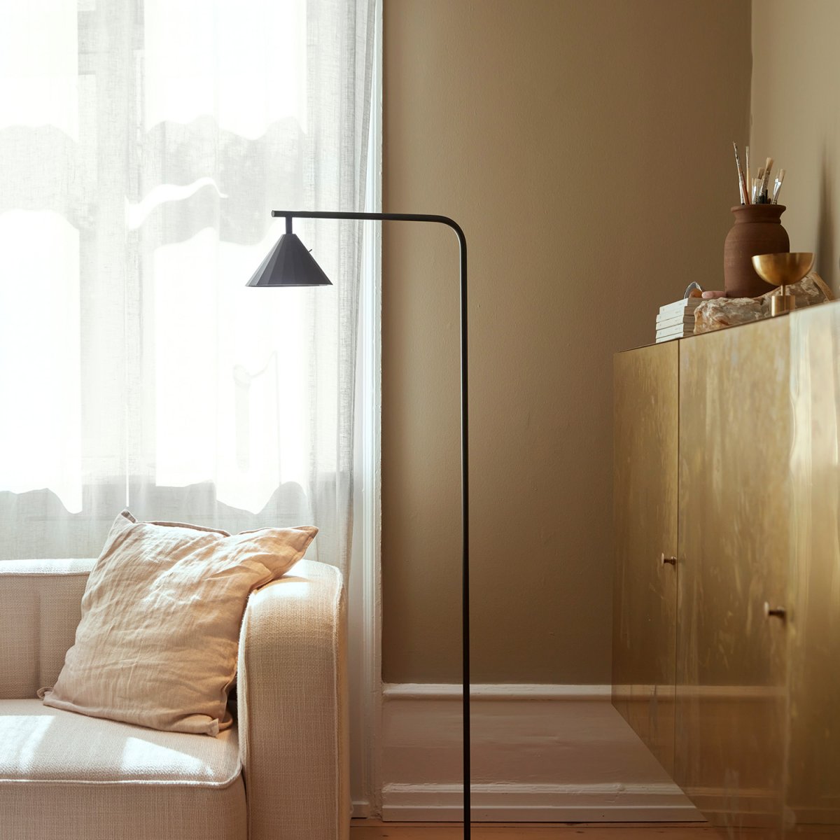 Rain Antracit gulvlampe Fra CO Bankeryd - Regngulvlampe er ideel til en hyggelig læsestund, designet til at blive placeret ved sofaen eller en yndlingsstol.