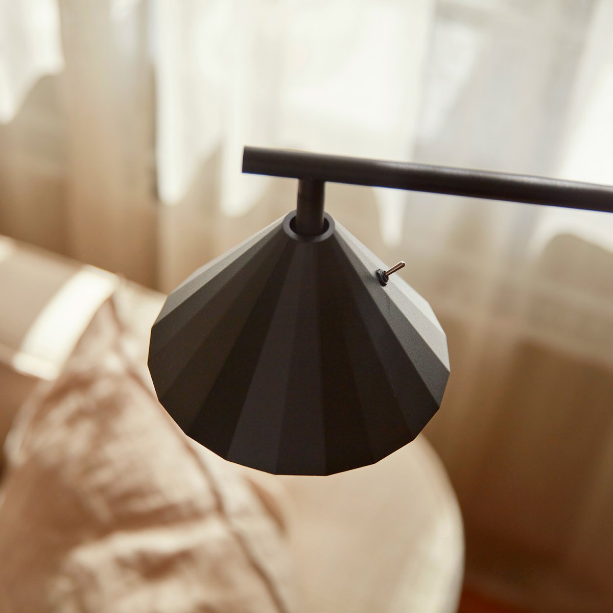 Rain Antracit gulvlampe Fra CO Bankeryd - Regngulvlampe er ideel til en hyggelig læsestund, designet til at blive placeret ved sofaen eller en yndlingsstol.