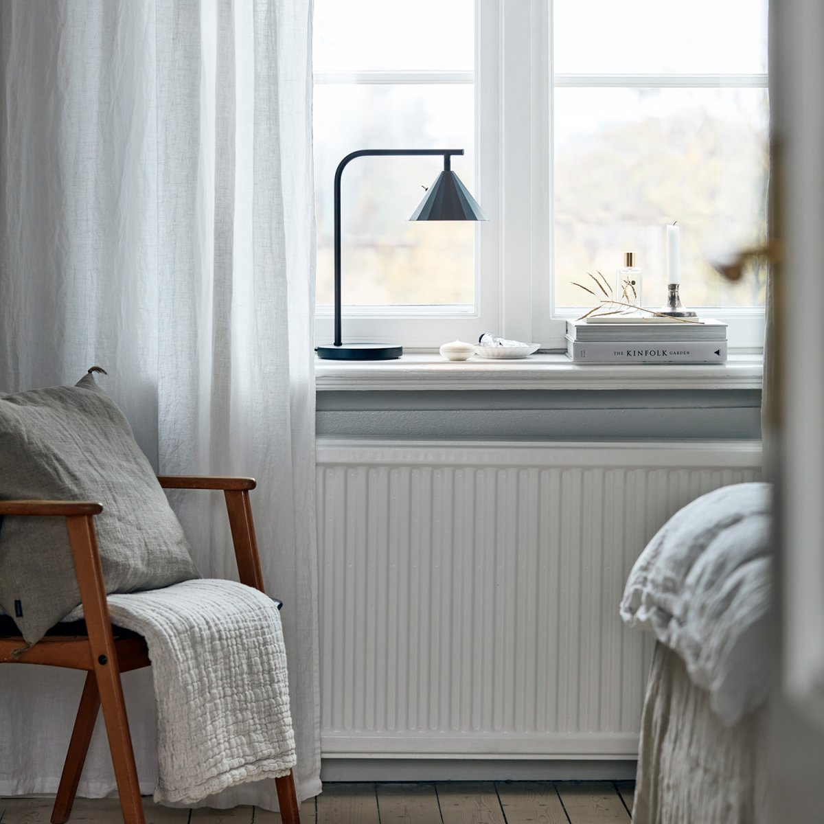 Rain 40cm Antracit bordlampe Fra CO Bankeryd - Rain bordlampe er ideel til en hyggelig læsestund, designet til at blive placeret ved sofaen eller en yndlingsstol.