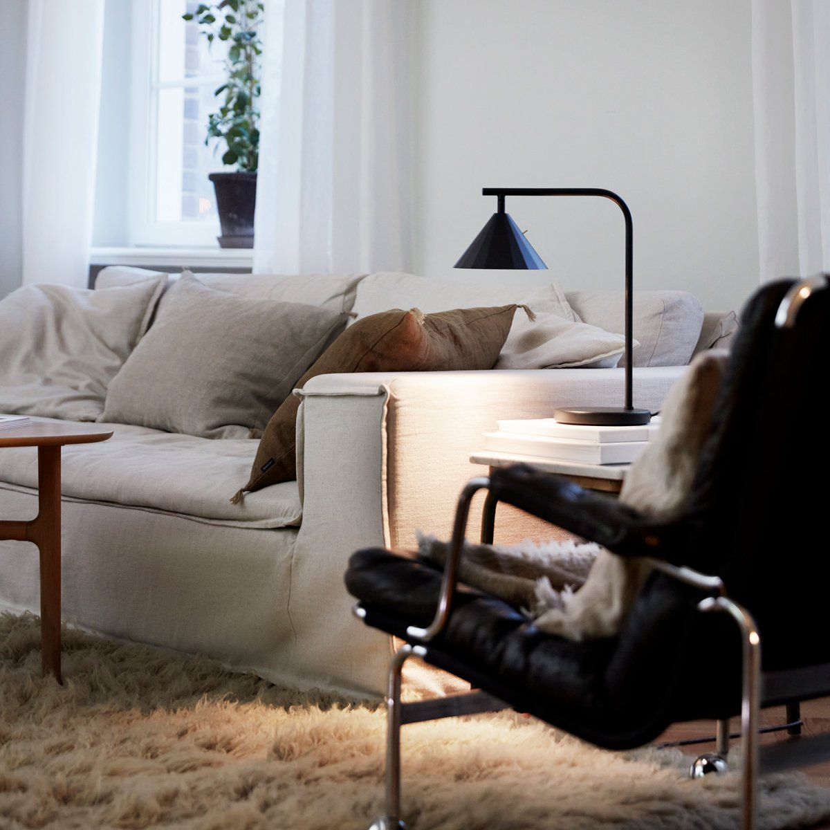 Rain 40cm Antracit bordlampe Fra CO Bankeryd - Rain bordlampe er ideel til en hyggelig læsestund, designet til at blive placeret ved sofaen eller en yndlingsstol.