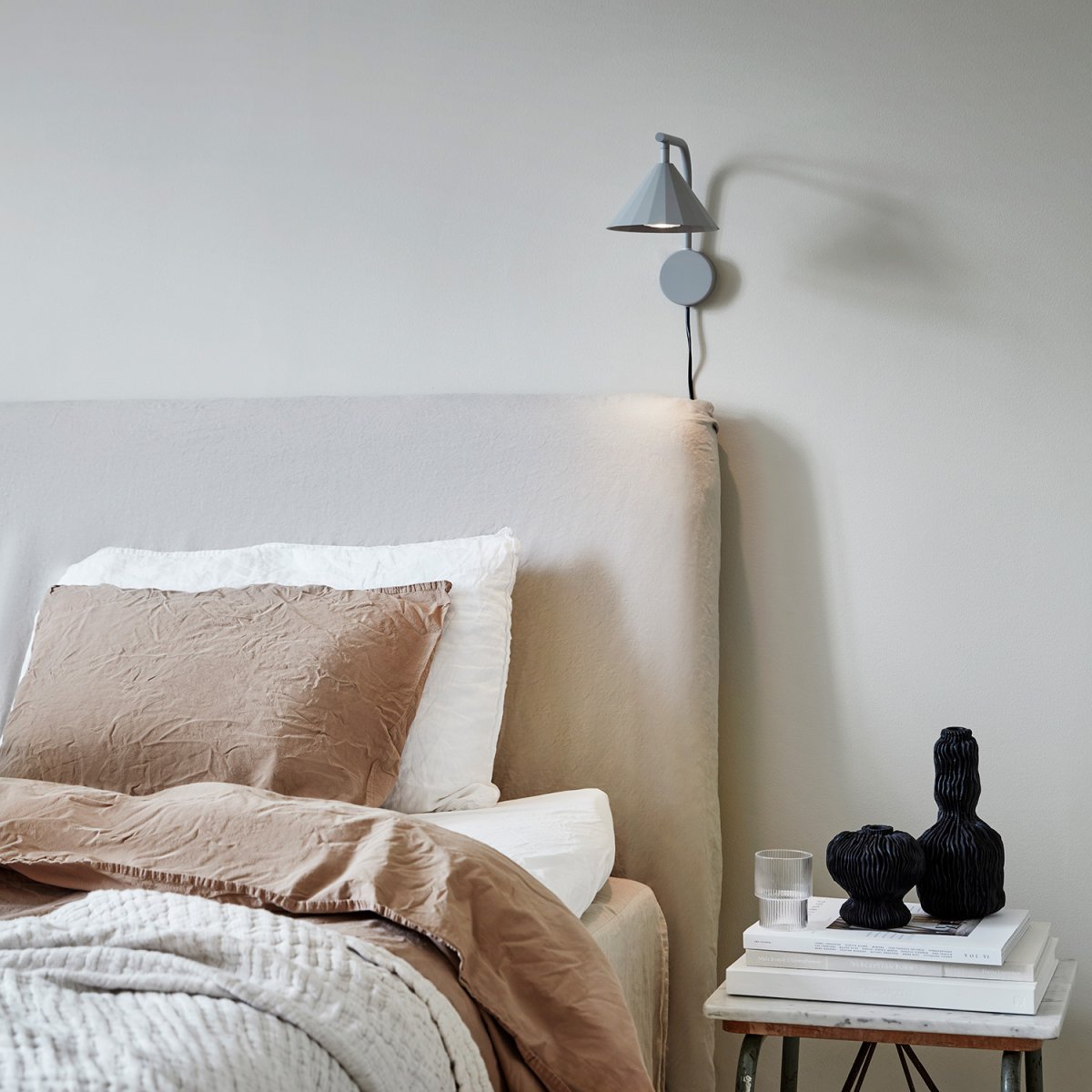 Rain 25cm Grå væglampe Fra CO Bankeryd - Rain v&aelig;glampen kan med fordel bruges i stuen ved siden af en sofa eller sofa, samt i en korridor eller over en sk&aelig;nk, hvor den tilf&oslash;rer rummet et moderne udtryk.