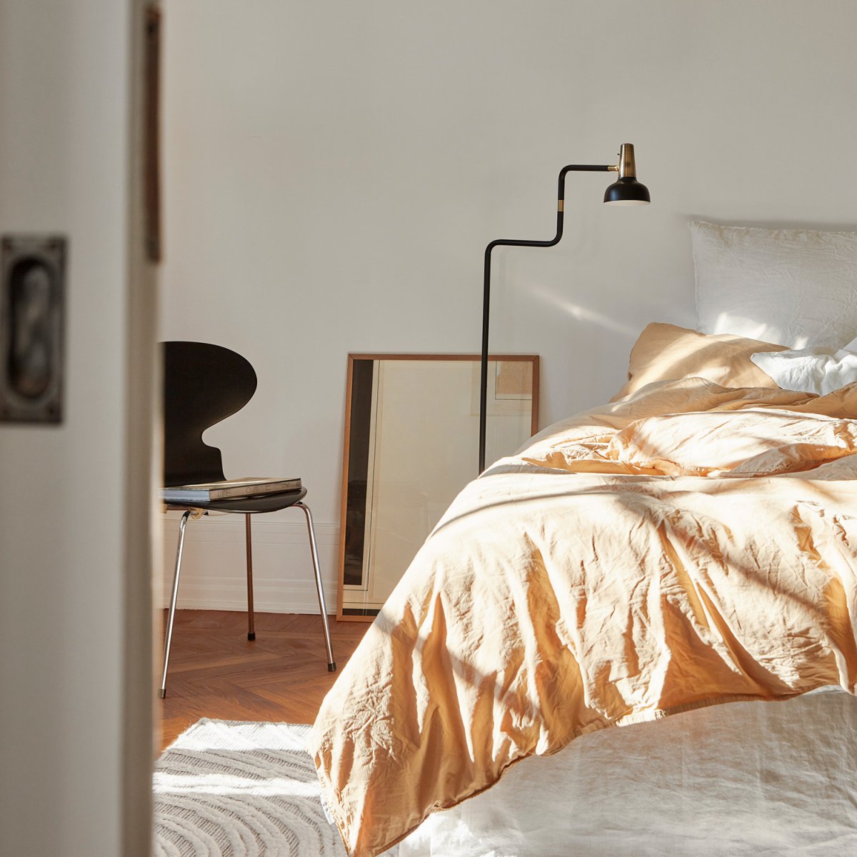 Ray Sort gulvlampe Fra CO Bankeryd - Ray gulvlampen har et moderne udtryk og er ideel til en hyggelig læsesession.