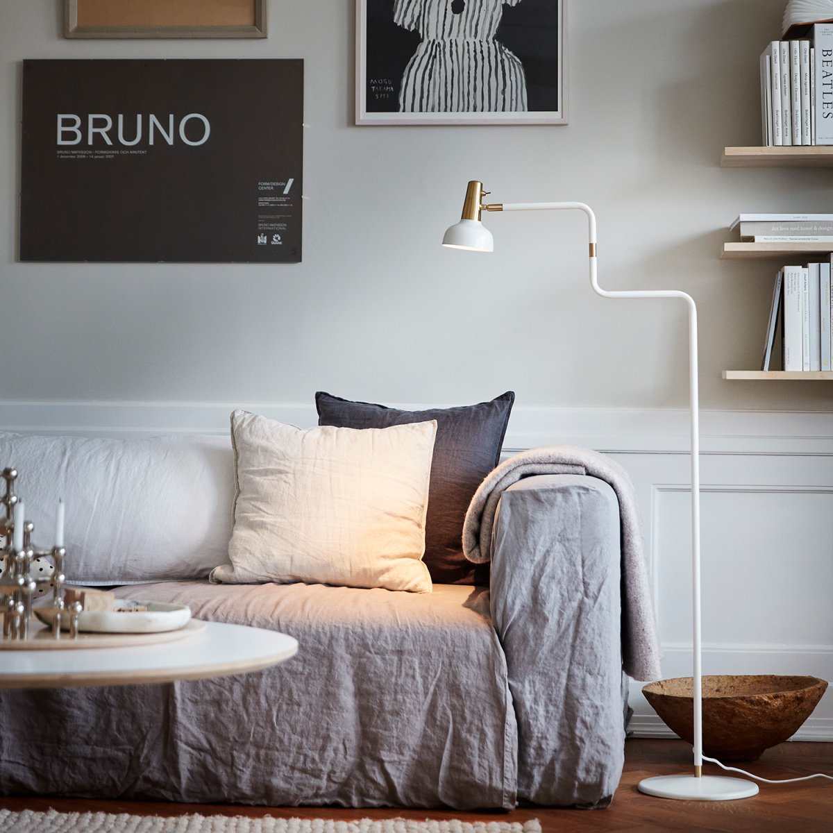 Ray Varm hvid gulvlampe Fra CO Bankeryd - Ray gulvlampen har et moderne udtryk og er ideel til en hyggelig læsesession.