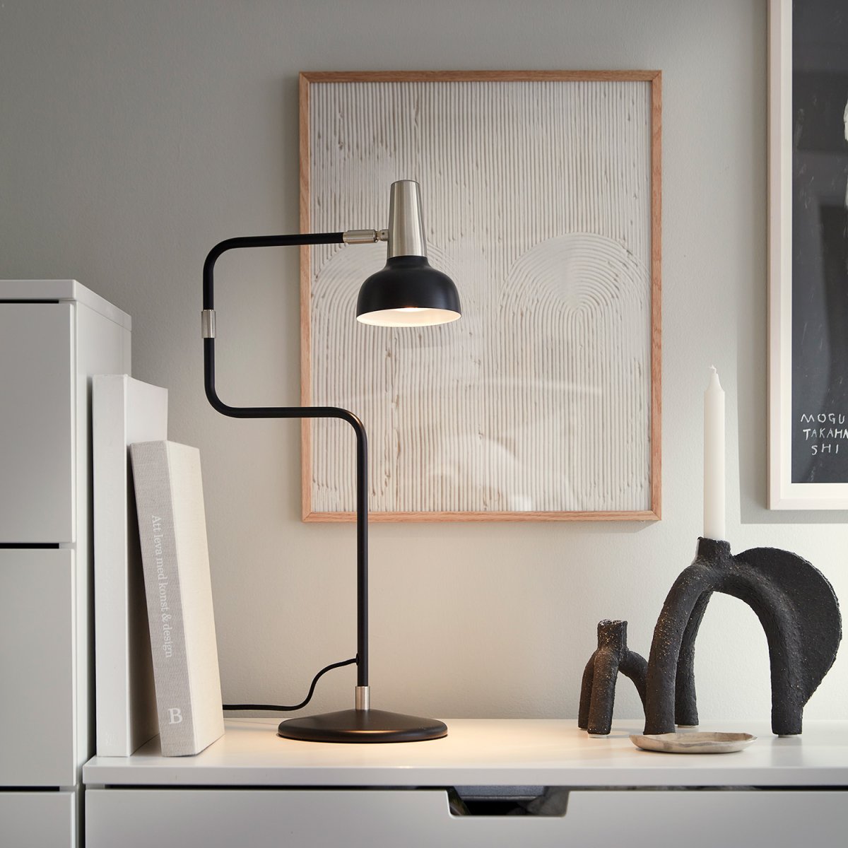 Ray 56cm Sort bordlampe Fra CO Bankeryd - Ray bordlampe er designet til at blive placeret ved sofaen eller en yndlingsstol, ved sengen eller på et hjemmekontor Lige så funktionel når; om aftenen for løsning er den skulpturel og skaber karakter til rummet om dagen.