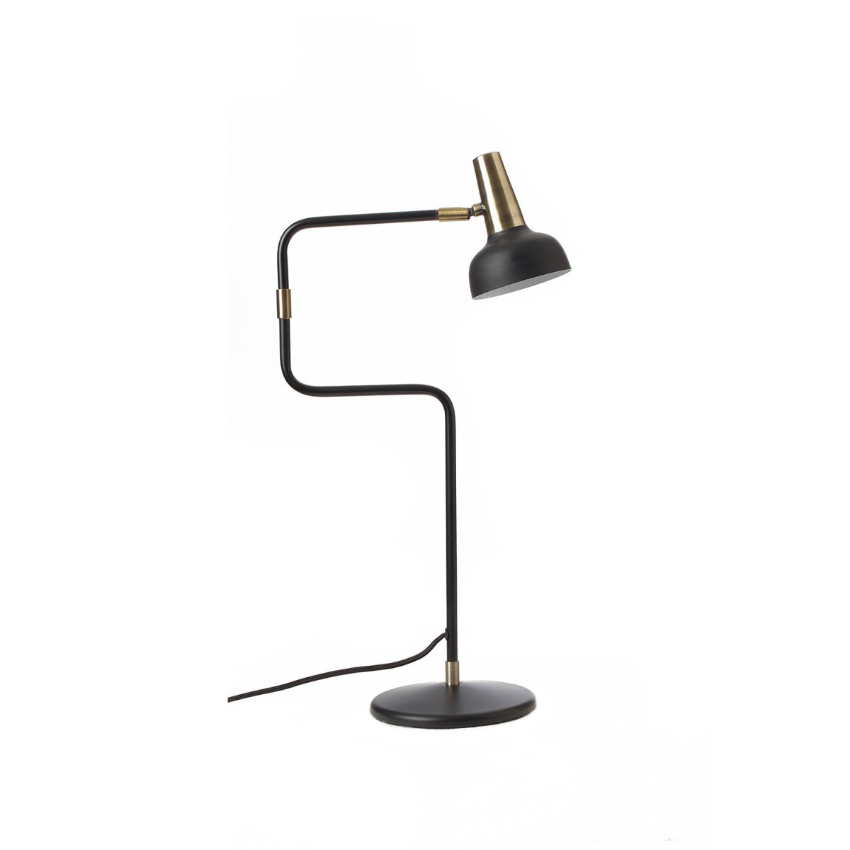 Ray 56cm Sort bordlampe Fra CO Bankeryd - Ray bordlampe er designet til at blive placeret ved sofaen eller en yndlingsstol, ved sengen eller på et hjemmekontor Lige så funktionel når; om aftenen for løsning er den skulpturel og skaber karakter til rummet om dagen.