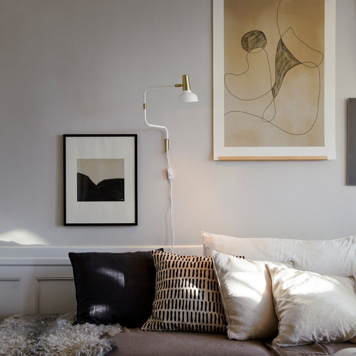 Ray Varm hvid læselampe Fra CO Bankeryd - Ray væglampen kan med fordel bruges i stuen ved siden af en sofa eller lænestol, samt i en korridor eller over en skænk, da den tilfører rummet et moderne præg.
