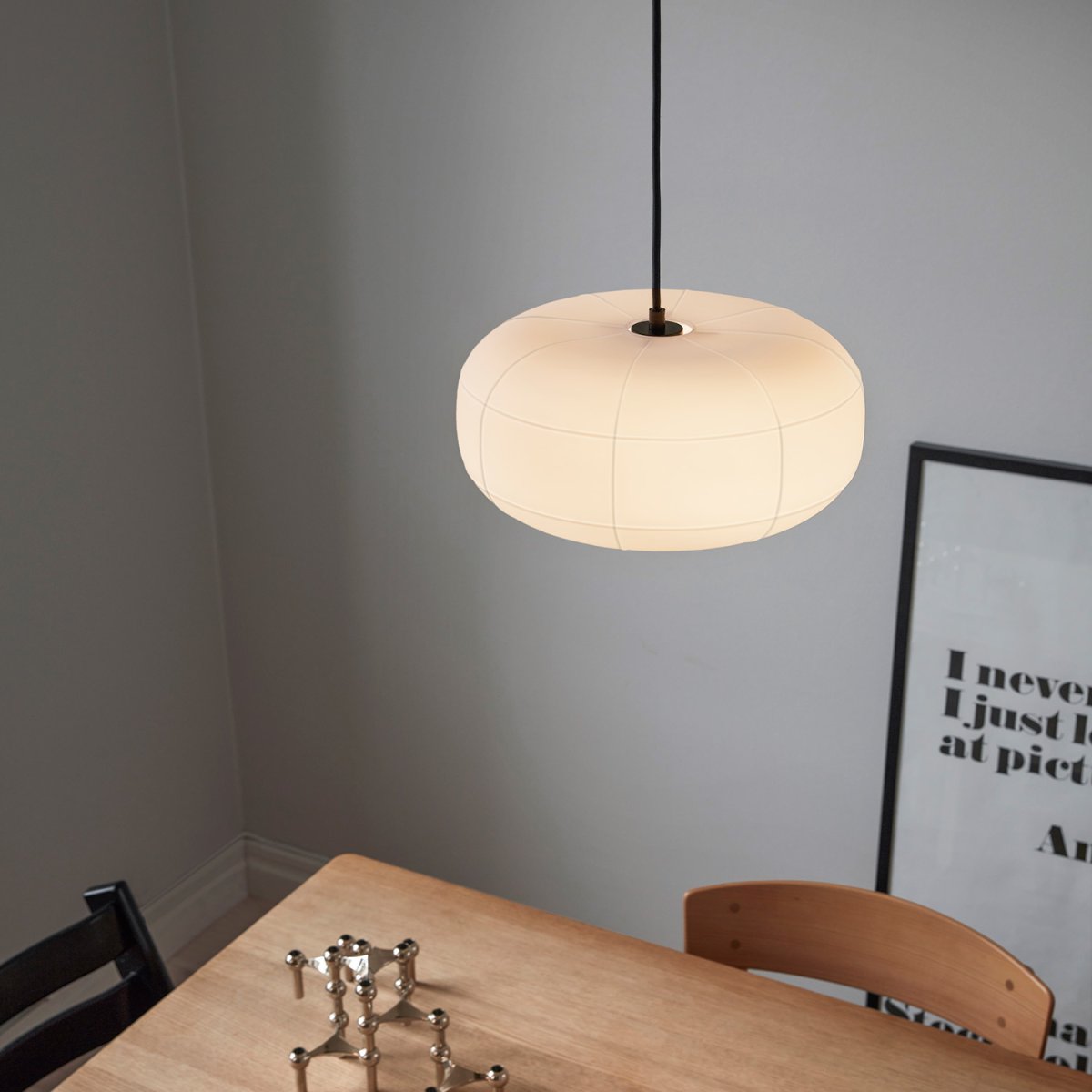 Rut Ø35 Opal loftslampe Fra CO Bankeryd - Mønsteret i det matte opalglas giver Rut loftslampen et stemningsfuldt skær og et blødt, atmosfærisk lys.