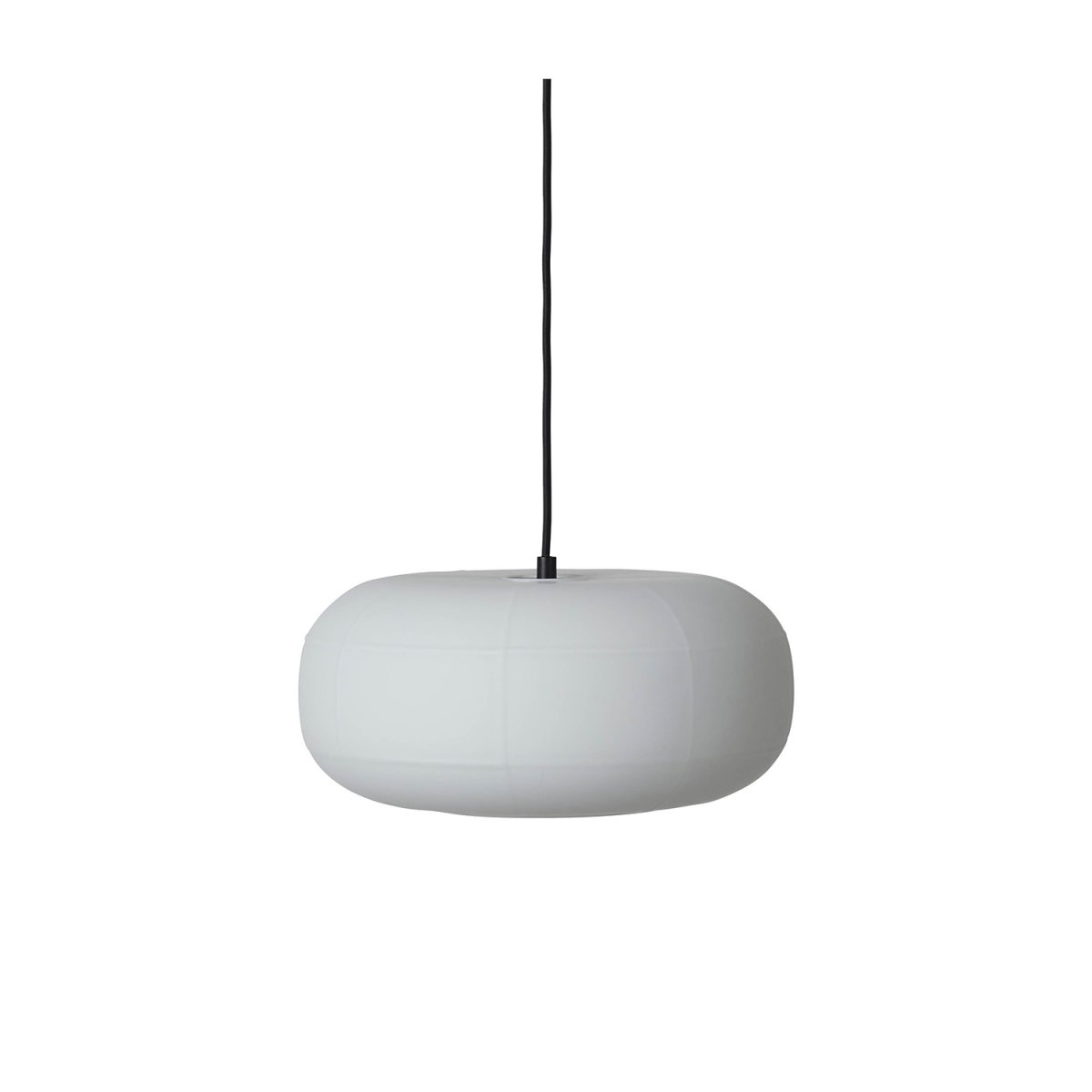 Rut Ø35 Opal loftslampe Fra CO Bankeryd - Mønsteret i det matte opalglas giver Rut loftslampen et stemningsfuldt skær og et blødt, atmosfærisk lys.