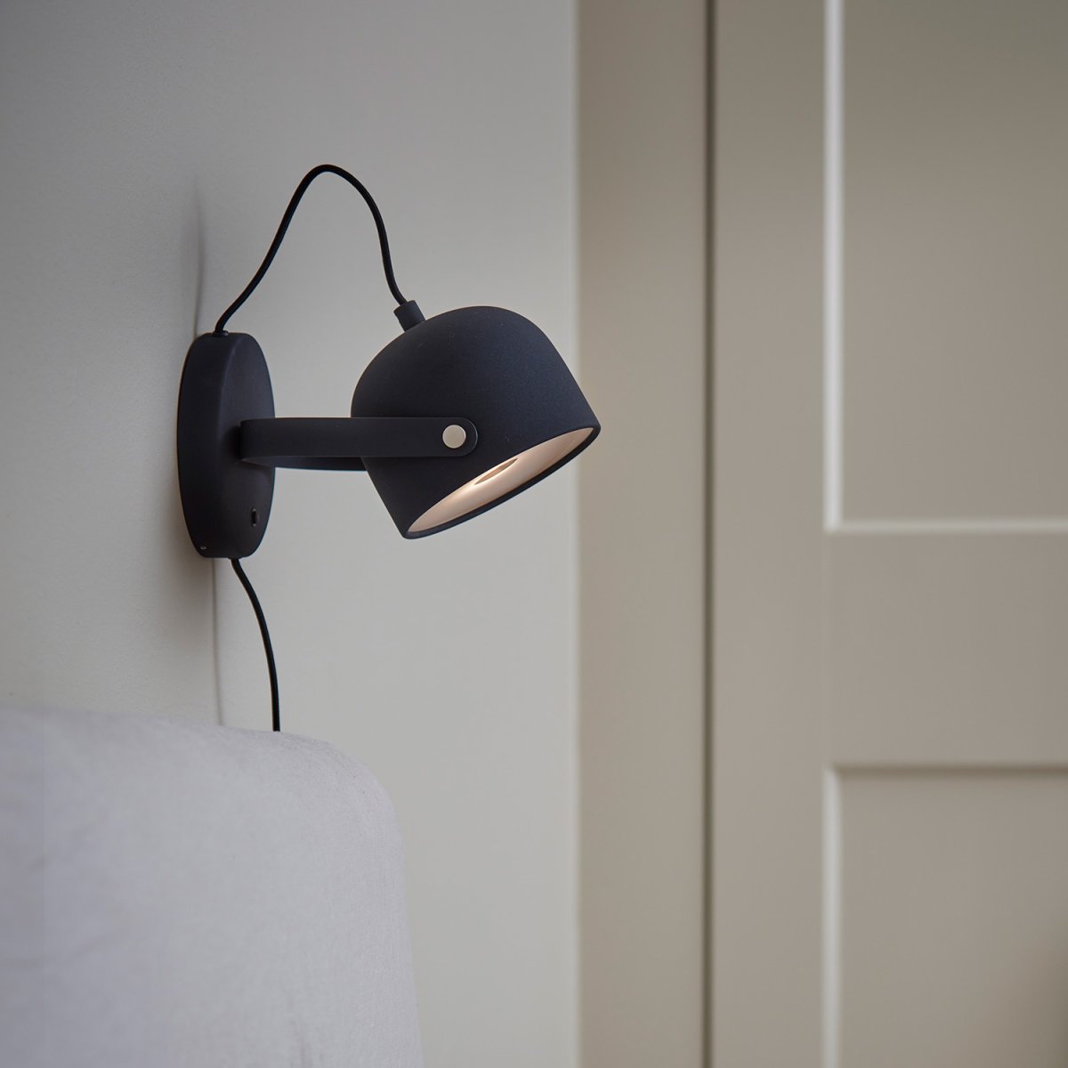 Svejk 13 Antracit læselampe Fra CO Bankeryd - P&aring; aftenen giver det lys til løsning og parring; i løbet af dagen tilføjer det en opdateret skandinavisk karakter til rummet.