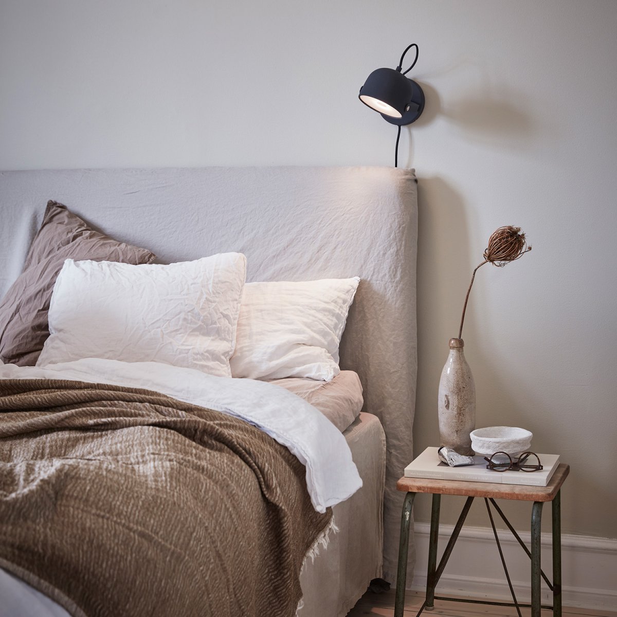 Svejk 13 Antracit læselampe Fra CO Bankeryd - P&aring; aftenen giver det lys til løsning og parring; i løbet af dagen tilføjer det en opdateret skandinavisk karakter til rummet.