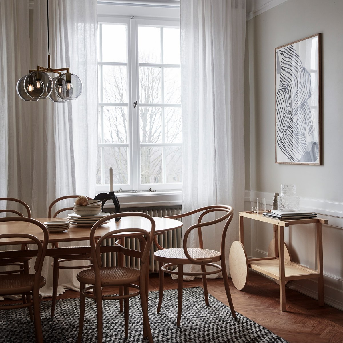 Ture Ø45 Messing loftslampe Fra CO Bankeryd - Ture loftslampe har en varm, elegant og hyggelig karakter, da de røgede glas giver et atmosfærisk og humørfyldt lys.