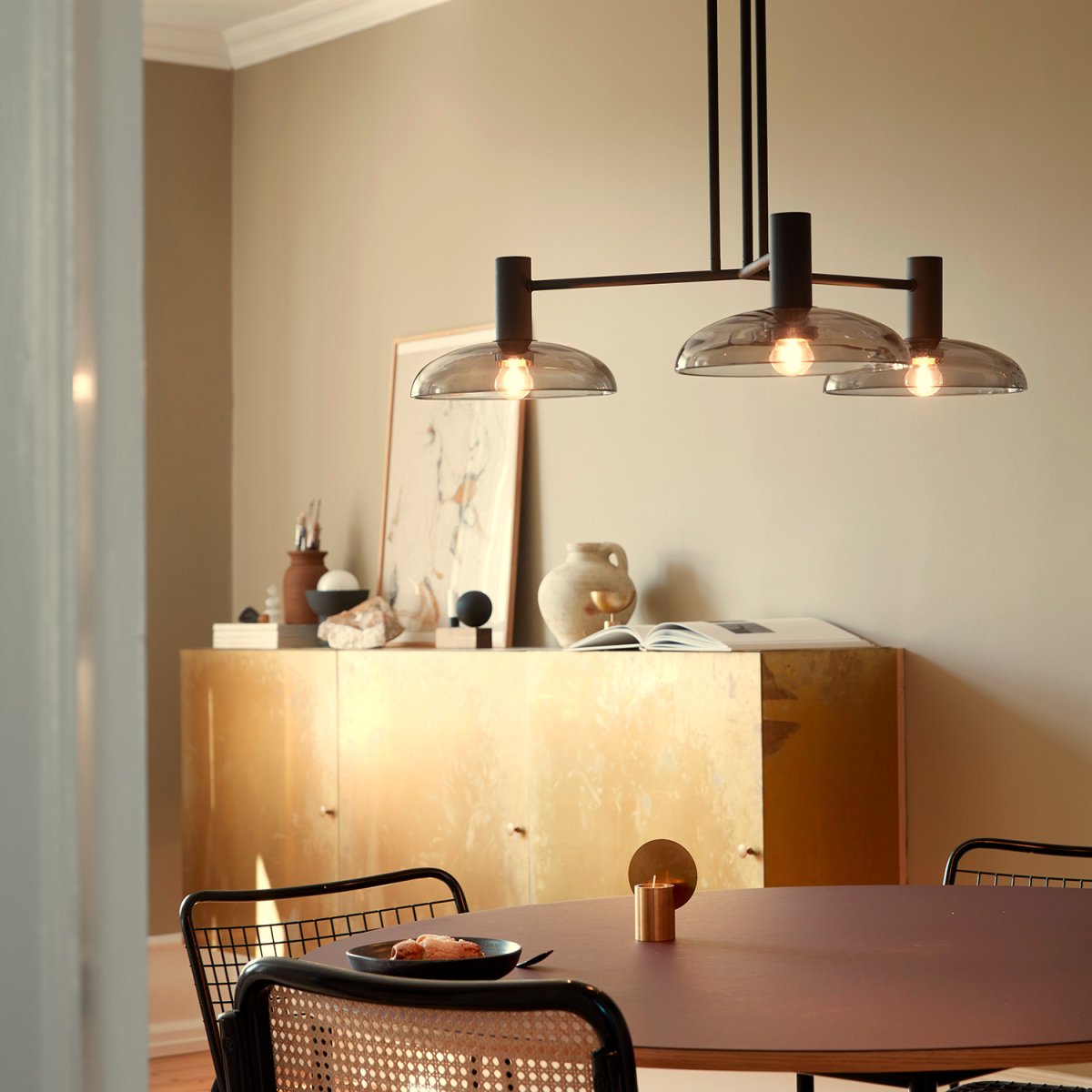 Ufo Circle 80cm Sort loftslampe Fra CO Bankeryd - Ufo Circle loftslampe har et modent moderne design, der fremhæver det møblerede hjem.