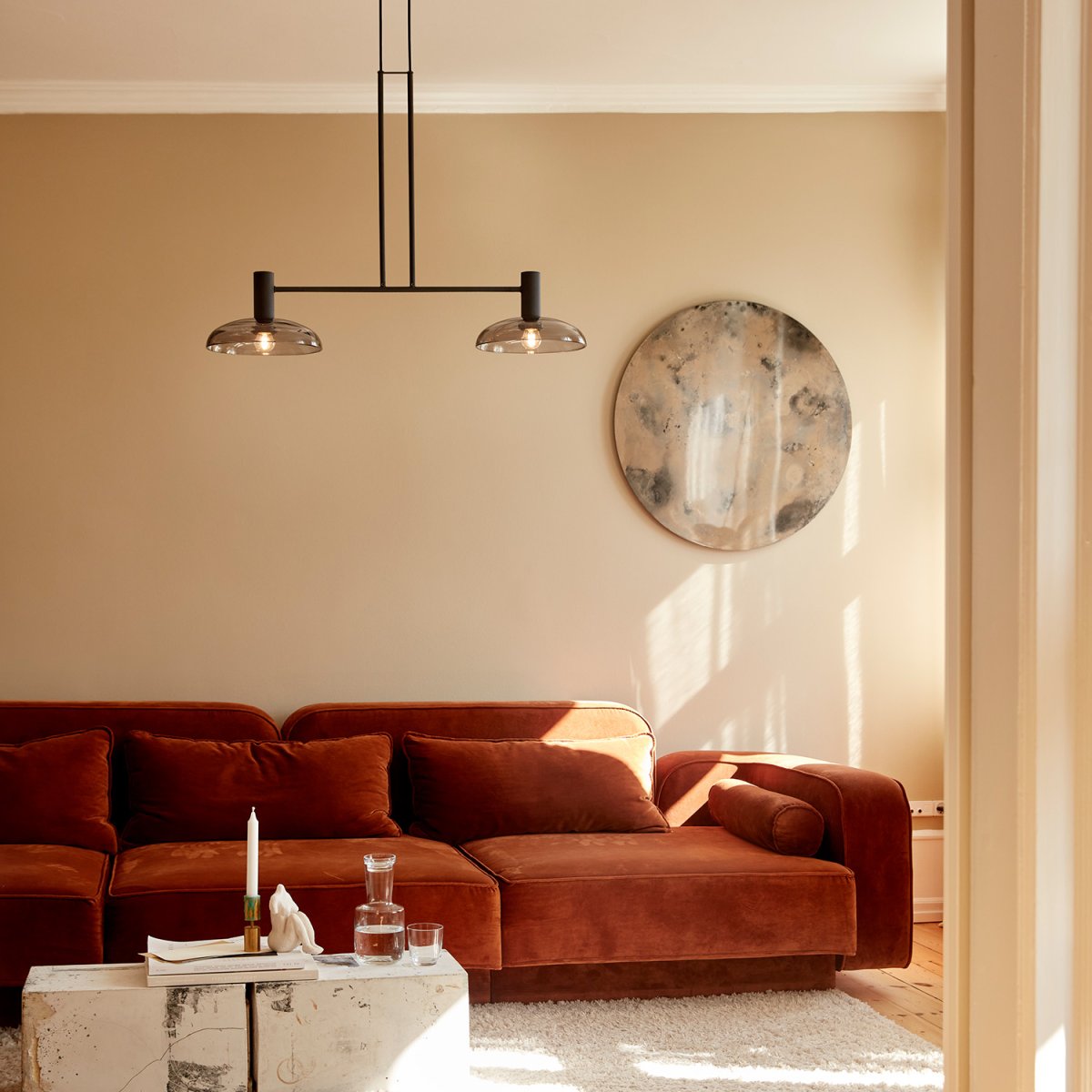 Ufo Long 80cm Sort loftslampe Fra CO Bankeryd - Ufo Long loftslampe har et modent moderne designdesign, der fremh&aelig;ver det m&oslash;blerede hjem.