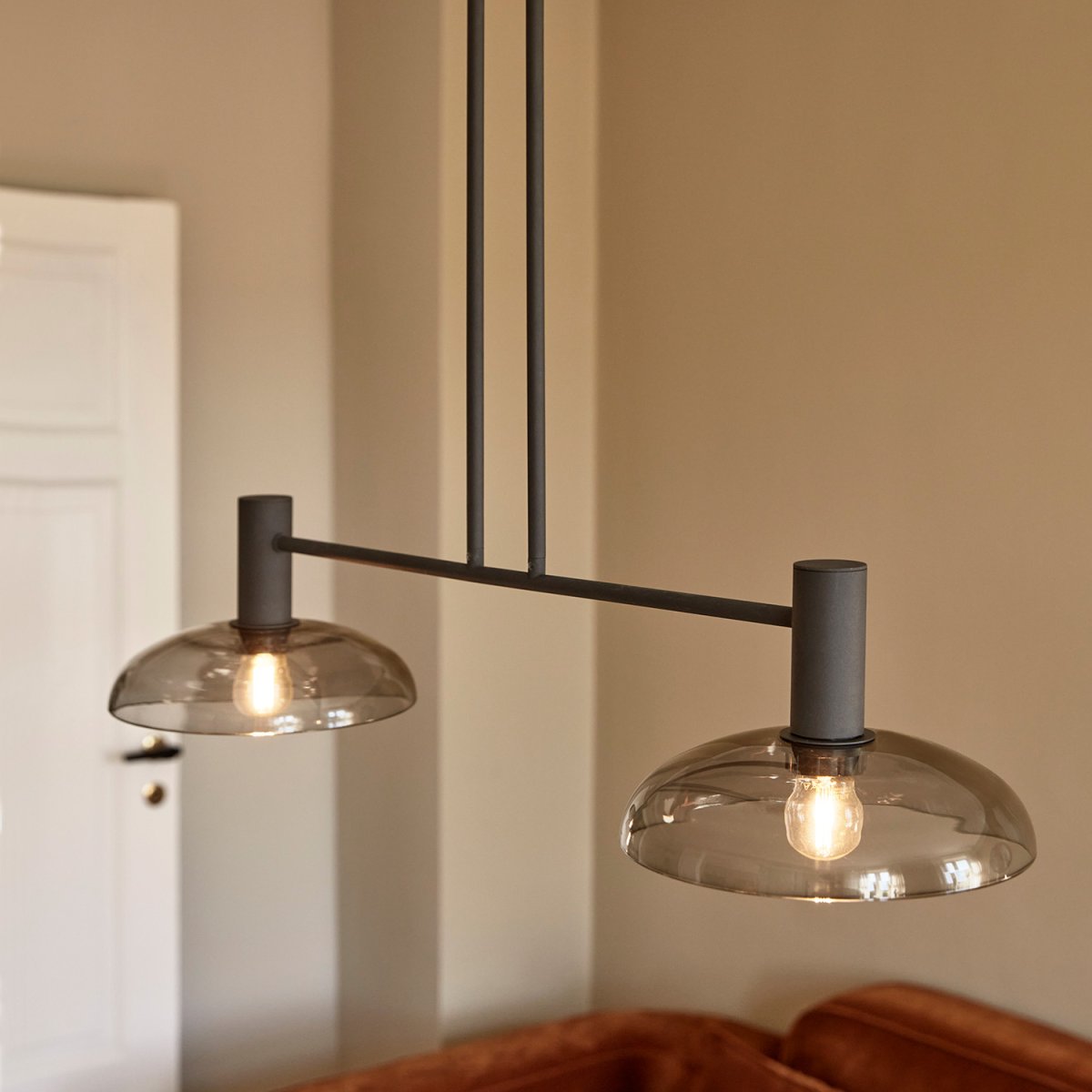 Ufo Long 80cm Sort loftslampe Fra CO Bankeryd - Ufo Long loftslampe har et modent moderne designdesign, der fremh&aelig;ver det m&oslash;blerede hjem.