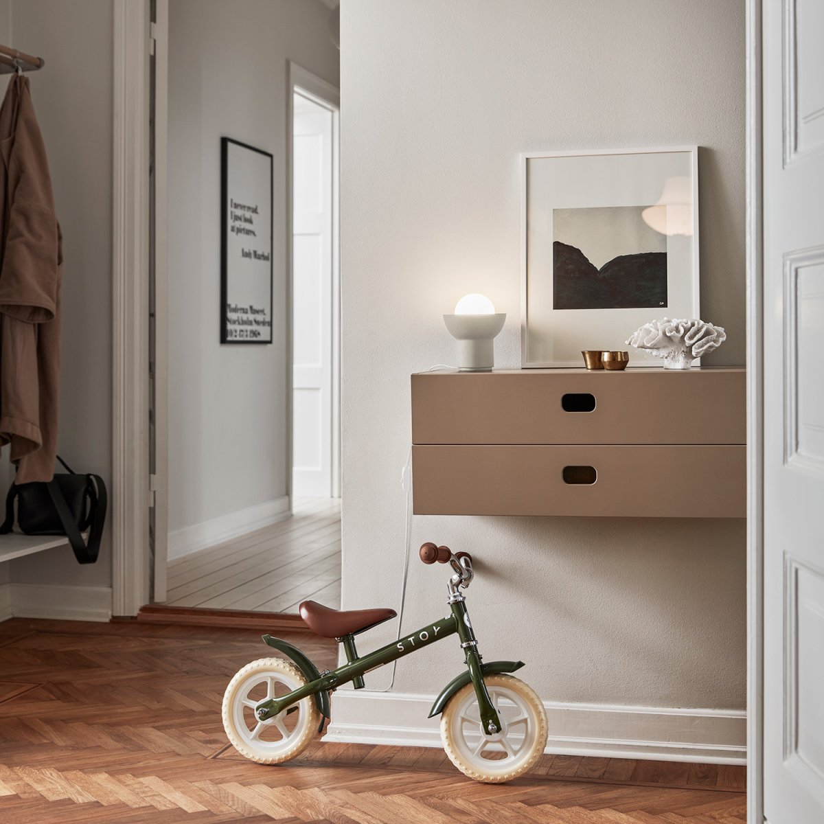 Up 13cm Lys beige bordlampe Fra CO Bankeryd - Up bordlampe har et ungdommeligt og skandinavisk design, hvor det opretstående lys bliver en dekorativ del af lampens form.