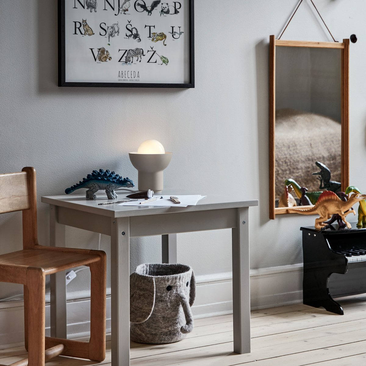 Up 13cm Lys beige bordlampe Fra CO Bankeryd - Up bordlampe har et ungdommeligt og skandinavisk design, hvor det opretstående lys bliver en dekorativ del af lampens form.