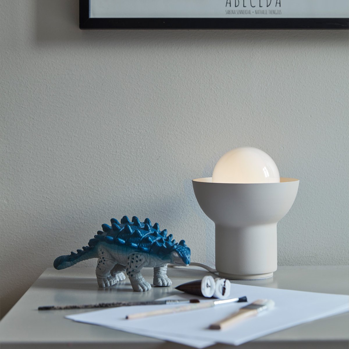 Up 13cm Lys beige bordlampe Fra CO Bankeryd - Up bordlampe har et ungdommeligt og skandinavisk design, hvor det opretstående lys bliver en dekorativ del af lampens form.