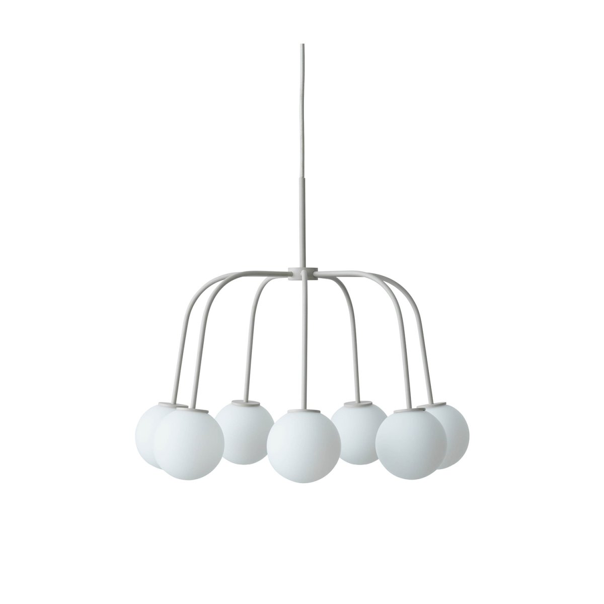Waterfall Ø50 Beige loftslampe Fra CO Bankeryd - Waterfall er en stilfuld loftslampe, der med sine smalle metalrør og runde opalglas skaber en udtryksfuld kontrast.