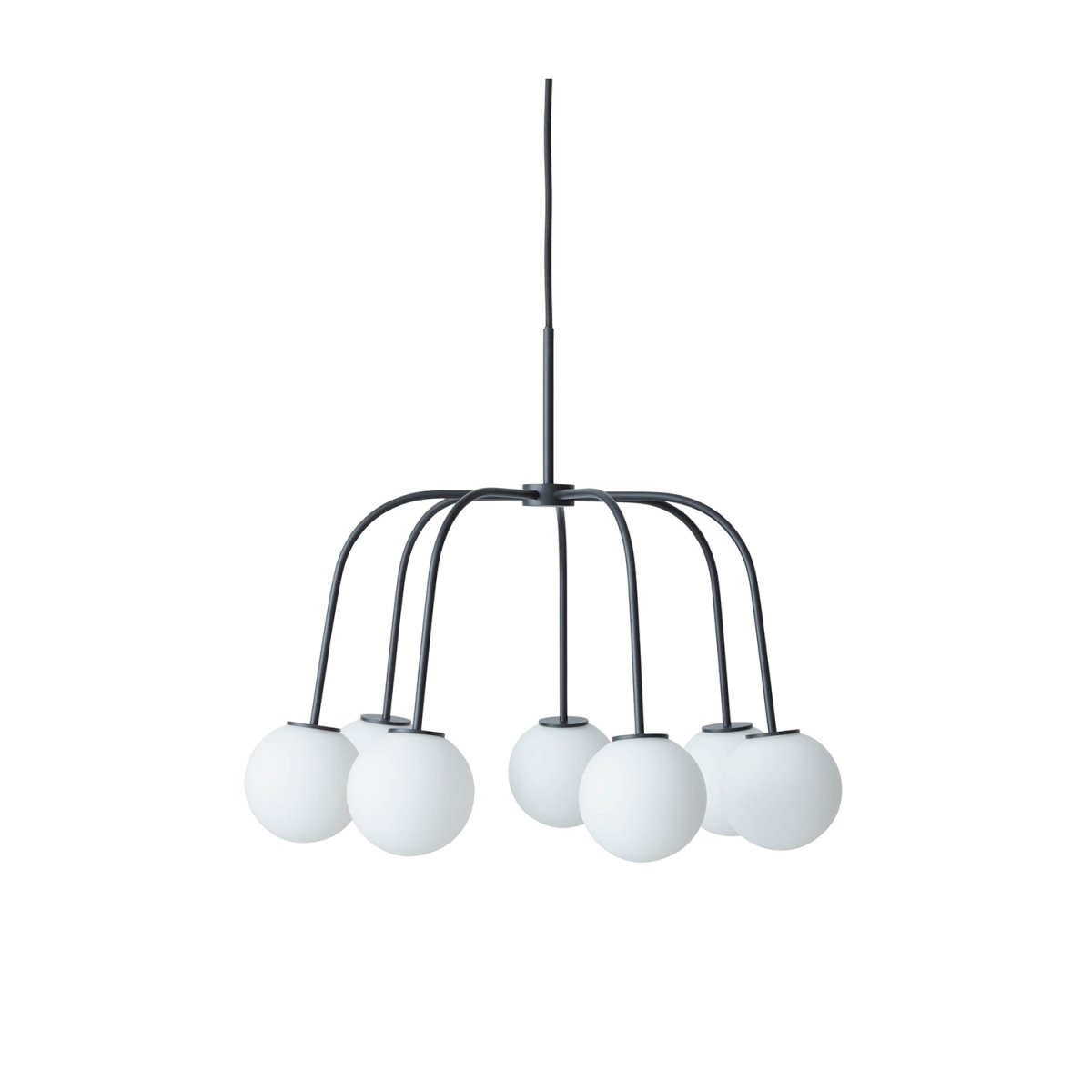 Waterfall Ø50 Sort loftslampe Fra CO Bankeryd - Waterfall er en stilfuld loftslampe, der med sine smalle metalrør og runde opalglas skaber en udtryksfuld kontrast.