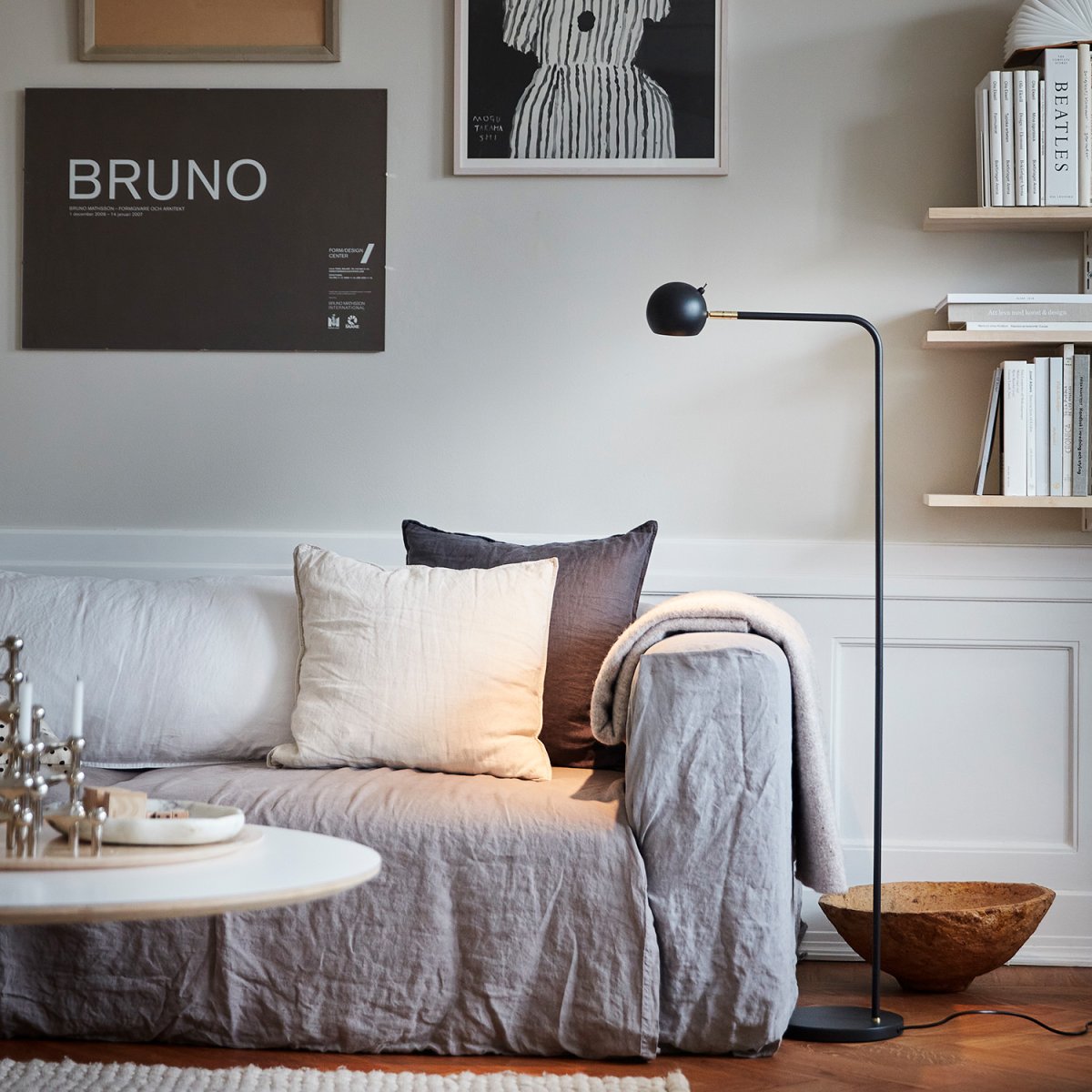 Yes! Antracit gulvlampe Fra CO Bankeryd - gulvlampen er med sit moderne udtryk ideel til en hyggelig læsestund.