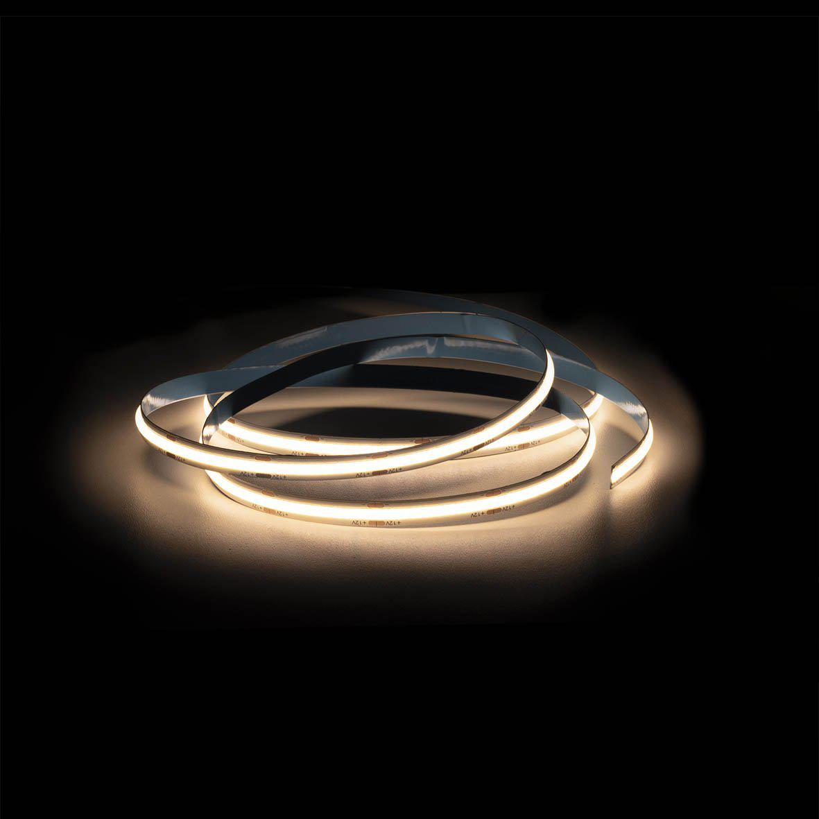 Cobby LED-strip 12V 3000K 5m Fra Designlight - Installation og fleksibilitetCobby 12V LED-strimlen kan klippes for hver 2,5 cm og kan bruges i sin fulde l&aelig;ngde eller opdeles i to separate dele med de medf&oslash;lgende jumperkabler.
