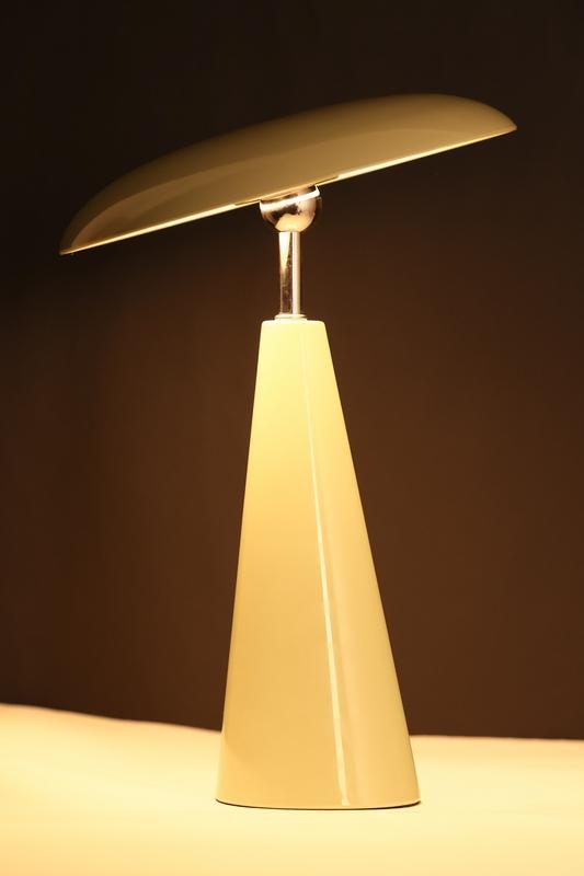Audrey 33cm Beige/lysegrøn bærbar Fra Eja - Den integrerede LED-belysning giver et behageligt lys, og lampen er dæmpbar for nemt at skabe den rette atmosfære i rummet.