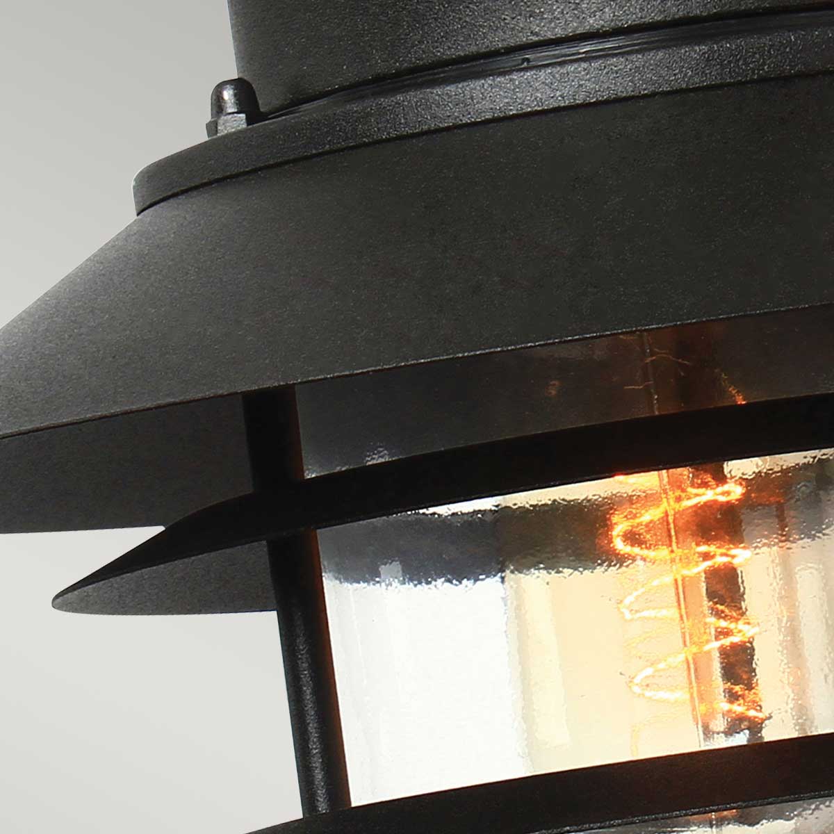 Copenhagen Ø22 Sort udendørslampe Fra Elstead Lighting - Tillverkad av rostfritt st&aring;l i svart finish och glas, erbjuder den en h&aring;llbar och v&auml;dert&aring;lig konstruktion som passar perfekt f&ouml;r fasader, entr&eacute;er och uteplatser.