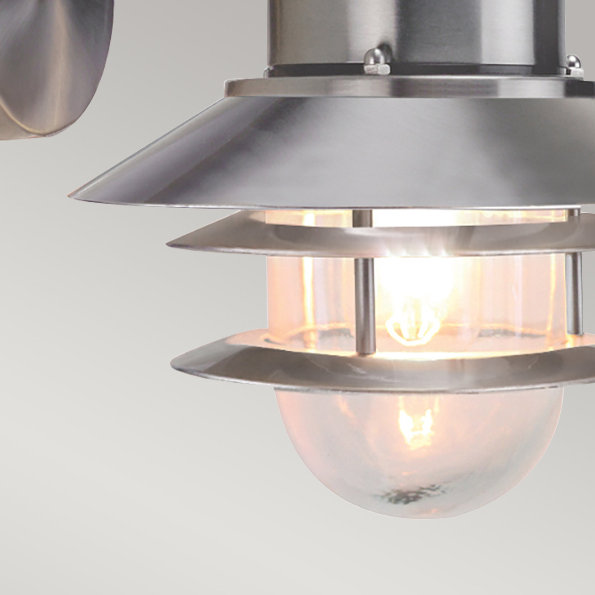 Copenhagen Ø22 Børstet stål udendørslampe Fra Elstead Lighting - Tillverkad av rostfritt st&aring;l i borstad finish och glas, erbjuder den en h&aring;llbar och v&auml;dert&aring;lig konstruktion som passar perfekt f&ouml;r fasader, entr&eacute;er och uteplatser.