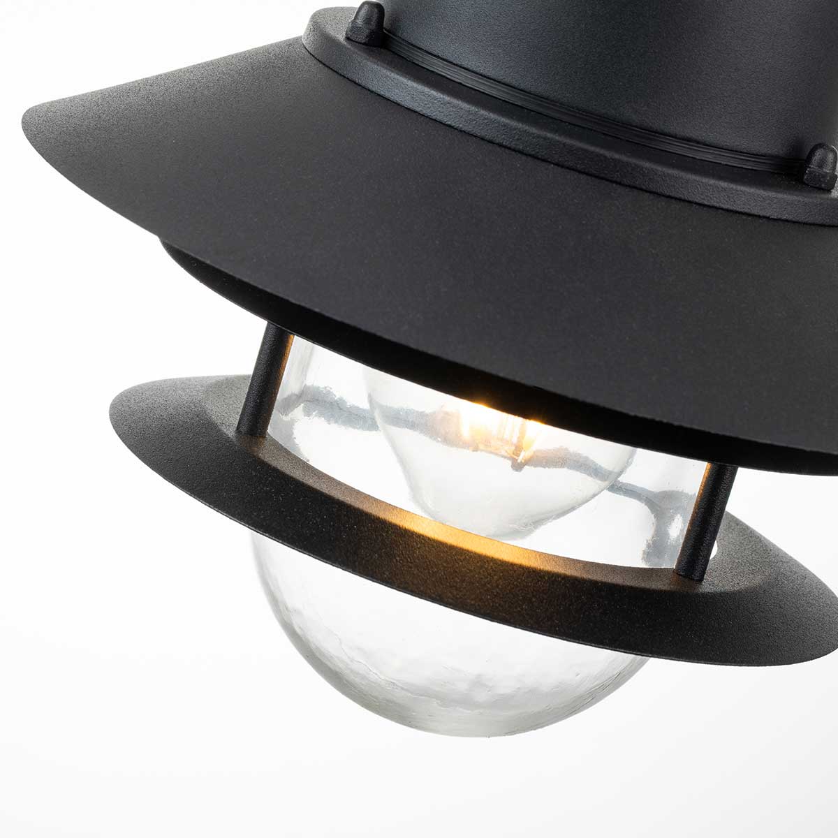 Copenhagen Ø22 Sort Fra Elstead Lighting - Tillverkad av rostfritt st&aring;l i svart finish och glas, erbjuder den en h&aring;llbar och v&auml;dert&aring;lig konstruktion som passar perfekt f&ouml;r entr&eacute;er, altaner och verandor.