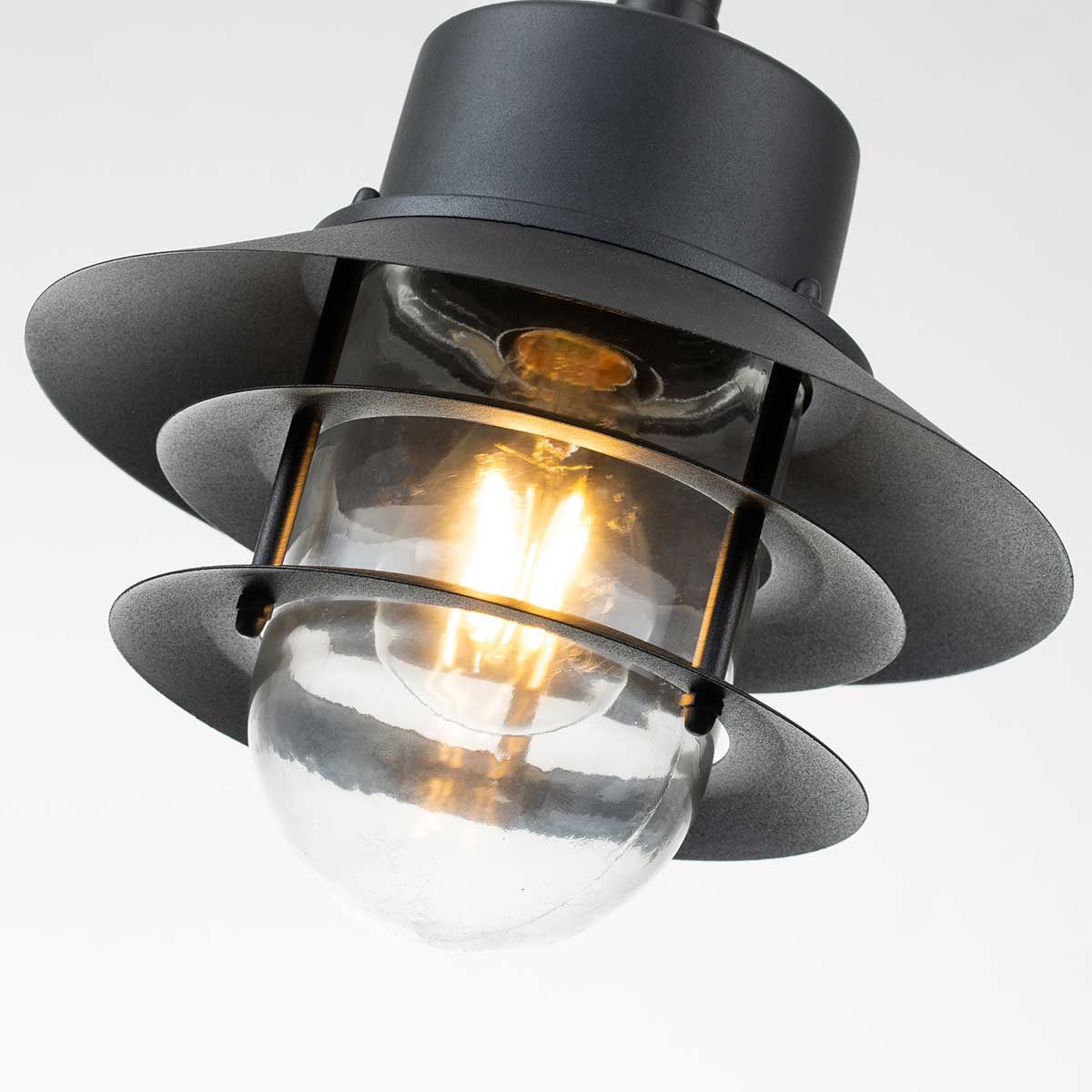 Copenhagen Ø22 Sort Fra Elstead Lighting - Tillverkad av rostfritt st&aring;l i svart finish och glas, erbjuder den en h&aring;llbar och v&auml;dert&aring;lig konstruktion som passar perfekt f&ouml;r entr&eacute;er, altaner och verandor.