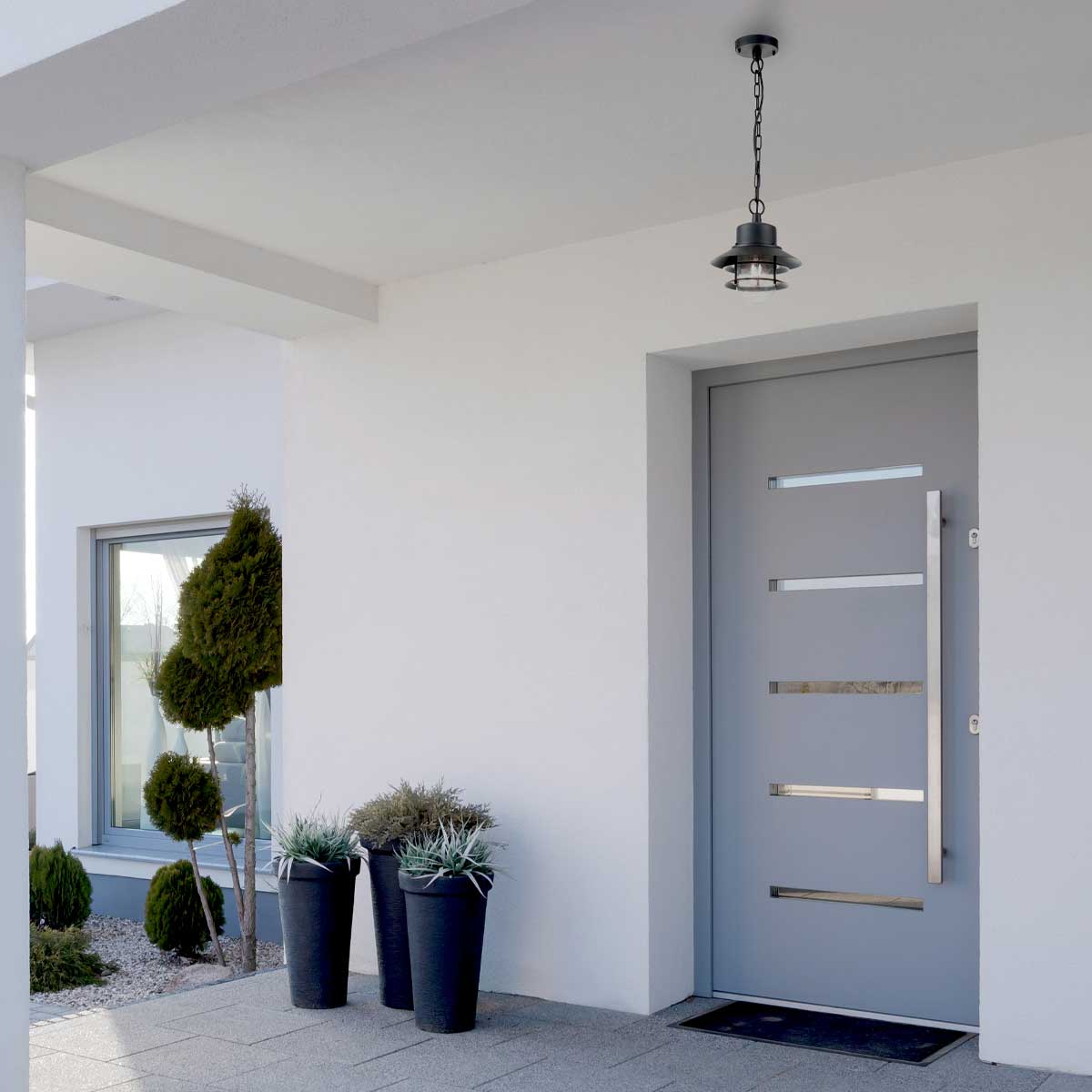 Copenhagen Ø22 Sort Fra Elstead Lighting - Tillverkad av rostfritt st&aring;l i svart finish och glas, erbjuder den en h&aring;llbar och v&auml;dert&aring;lig konstruktion som passar perfekt f&ouml;r entr&eacute;er, altaner och verandor.