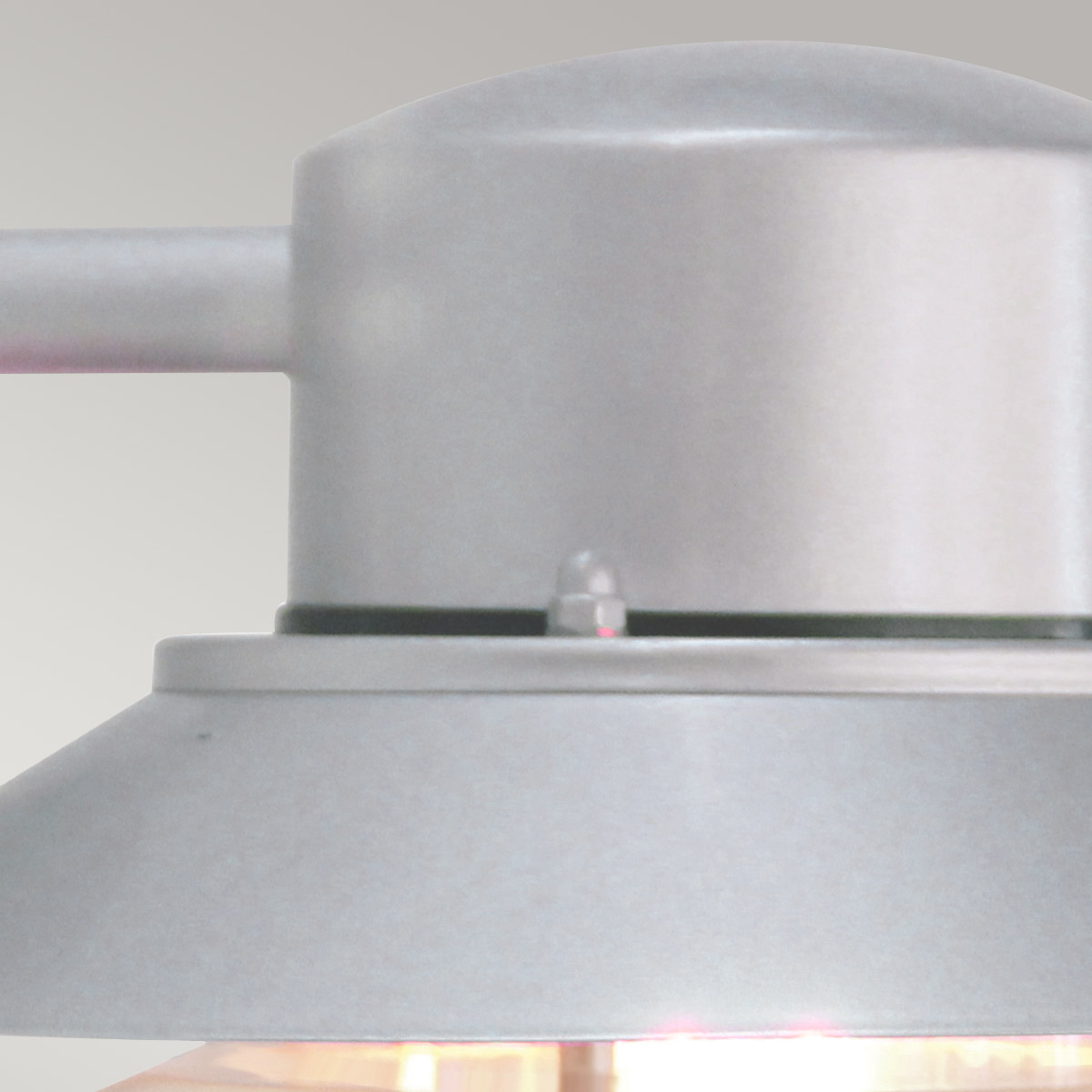 Copenhagen Ø22 Sølv udendørslampe Fra Elstead Lighting - Tillverkad av rostfritt st&aring;l i silverfinish och glas, erbjuder den en h&aring;llbar och v&auml;dert&aring;lig konstruktion som passar perfekt f&ouml;r fasader, entr&eacute;er och uteplatser.