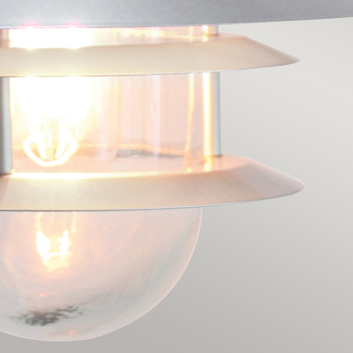 Copenhagen Ø22 Sølv udendørslampe Fra Elstead Lighting - Tillverkad av rostfritt st&aring;l i silverfinish och glas, erbjuder den en h&aring;llbar och v&auml;dert&aring;lig konstruktion som passar perfekt f&ouml;r fasader, entr&eacute;er och uteplatser.