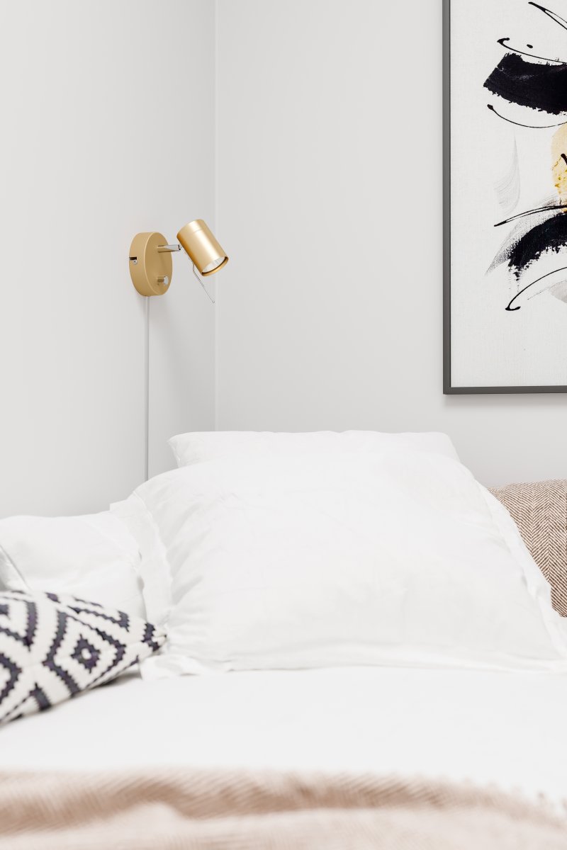 Correct Guld læselampe Fra By Rydéns - Correct vægspots' stilrene ydre gør det en fordel at blive placeret overalt, hvor du har brug for at sprede ekstra lys.