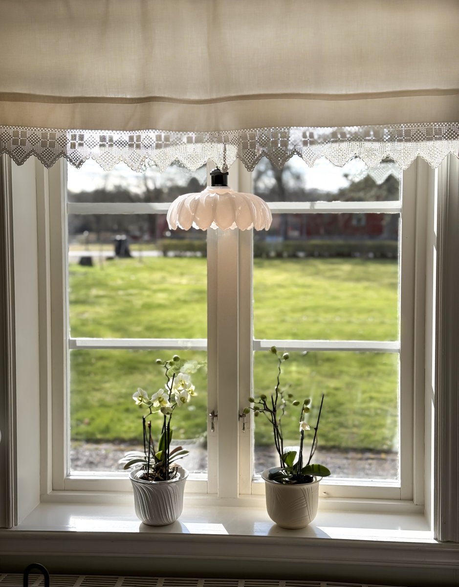 Sofia Ø25 Sort og hvid vindueslampe Fra Aneta Lighting - Sofia vindueslampen i romantisk vintagestil er en flot indretningsdetalje, der passer godt til klassiske, landlige og moderne hjem.