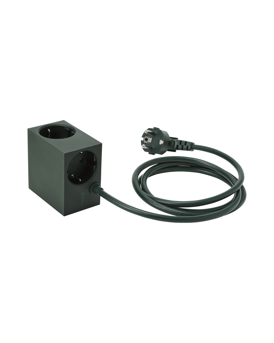 Cuboid Mørkegrøn Fra Kord - Flere monteringsmuligheder - Fastg&oslash;r den direkte p&aring; metalliske overflader med de magnetiske sider, brug den medf&oslash;lgende friktionsoverfladeholder til stabil placering p&aring; bordet, eller monter den p&aring; v&aelig;ggen med 3M-tape for en diskret og let tilg&aelig;ngelig stikkontakt.