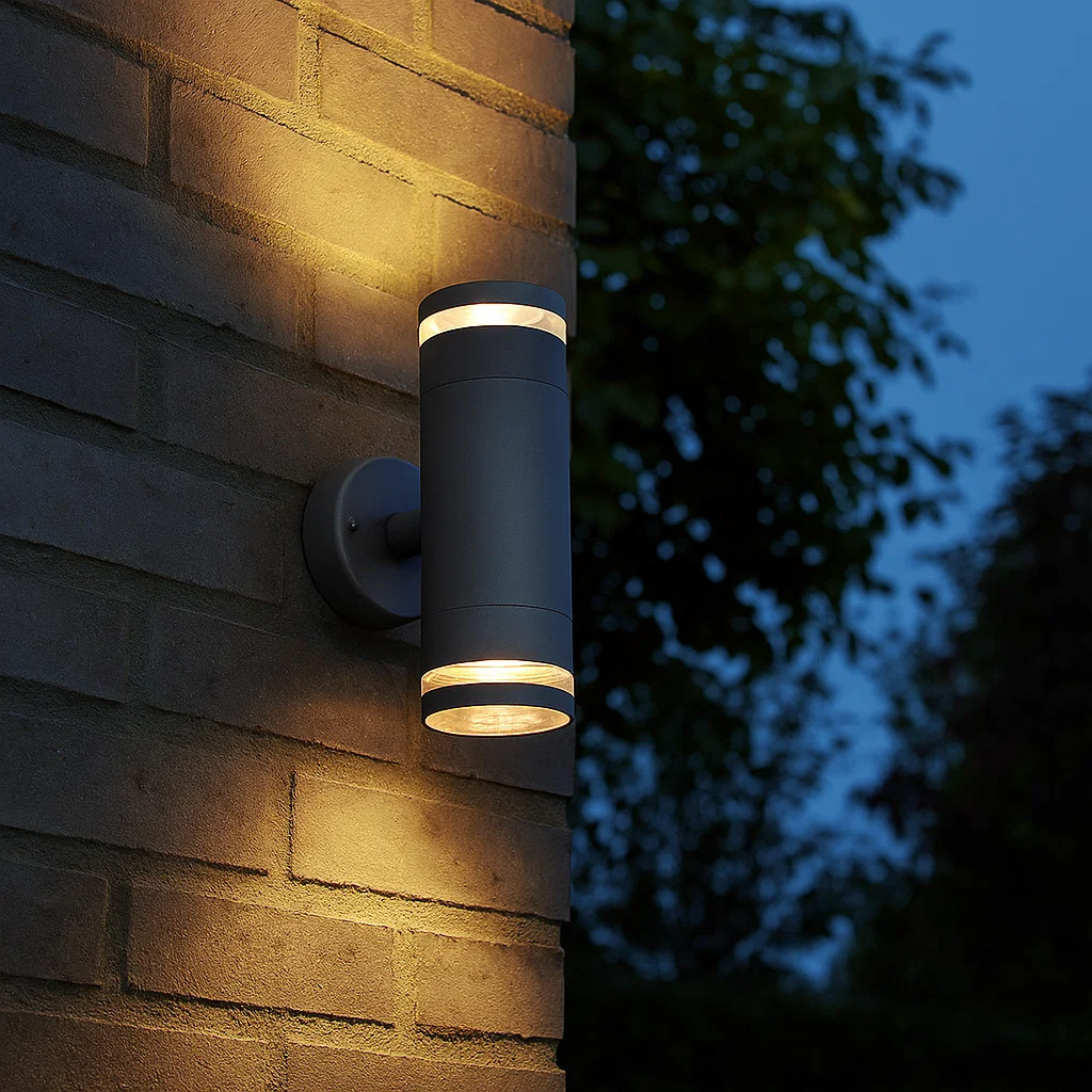 Cylinder Duo Antracit udendørslampe Fra Lampan - Lampan lyser fint b&aring;de upp och ner p&aring; v&auml;ggen.