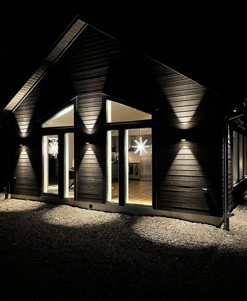 Wally Double Mørkegrå udendørslampe Fra Designlight - Med sin vejrbestandige maling og tidl&oslash;se design er Wally en p&aring;lidelig og holdbar l&oslash;sning til din facadebelysning.