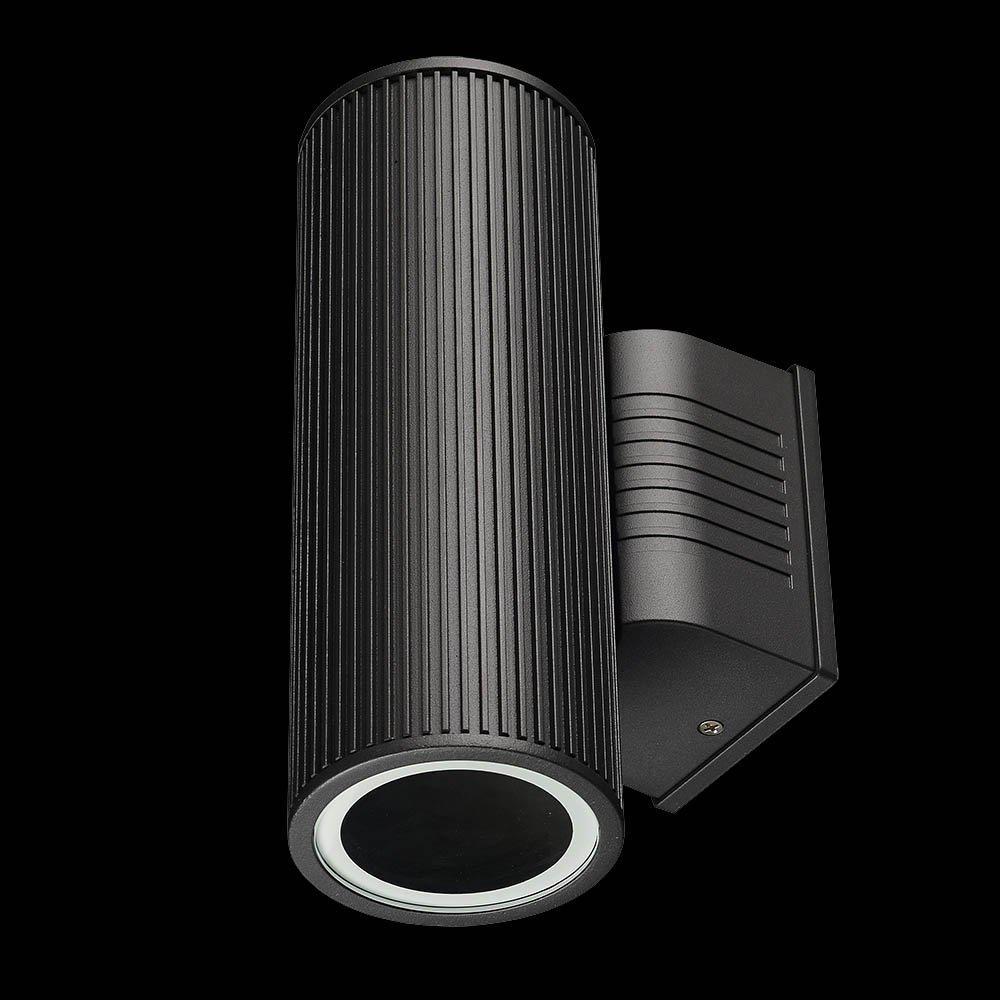 Wally Double Mørkegrå udendørslampe Fra Designlight - Med sin vejrbestandige maling og tidl&oslash;se design er Wally en p&aring;lidelig og holdbar l&oslash;sning til din facadebelysning.