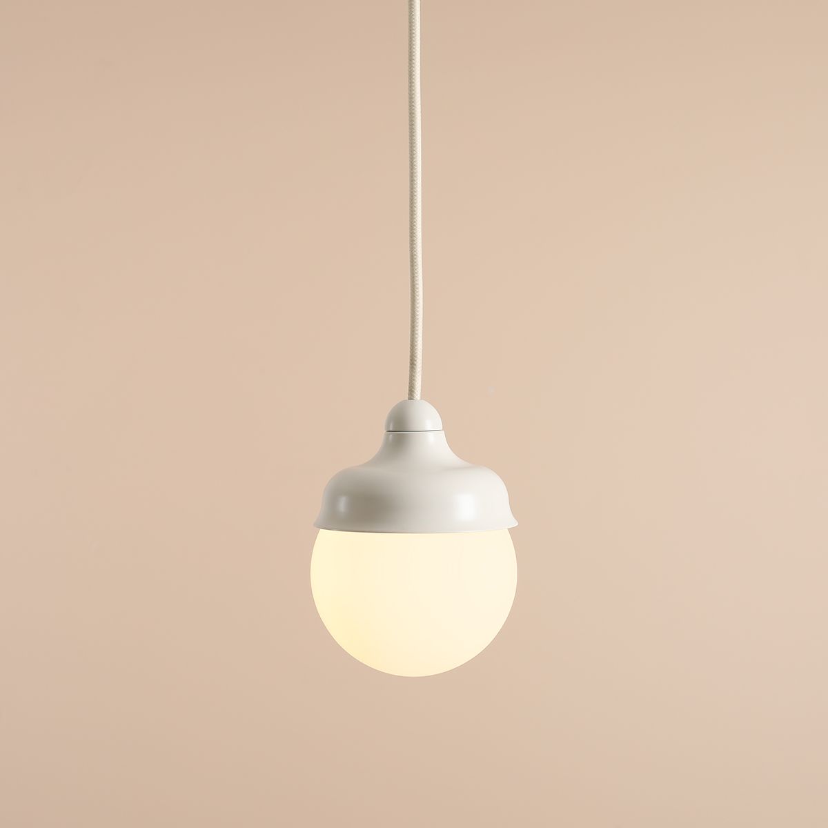 Wave Ø17 Cremet hvid loftslampe Fra Artera - Wave er et moderne vedh&aelig;ng med retrodesign lavet af metal og opalglas.