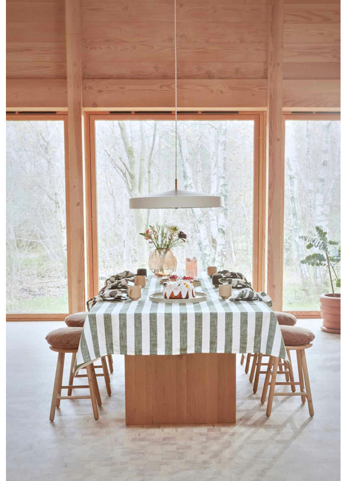 Hatto Ø65 Hvid loftslampe Fra OYOY - Hatto pendellampen i hvid har et stilfuldt design med en mat finish, elegante messingdetaljer og en tekstilledning.