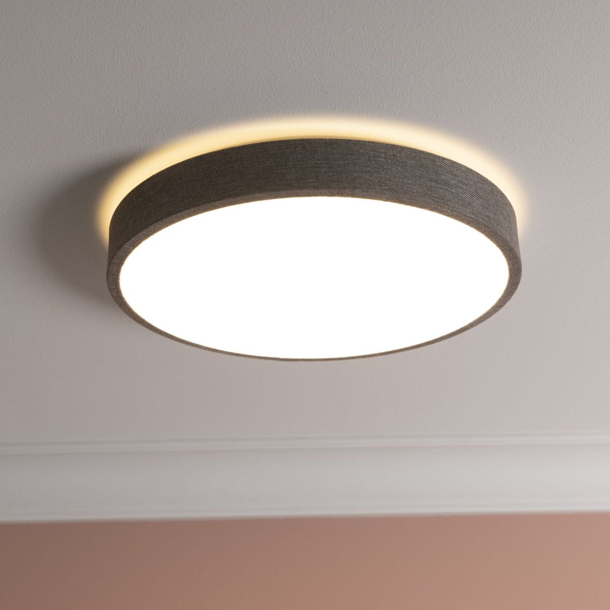 Filiz Ø38 Grå plafond Fra Brilliant - Filiz er en stilfuld loftslampe, der kombinerer moderne design med smart funktionalitet.