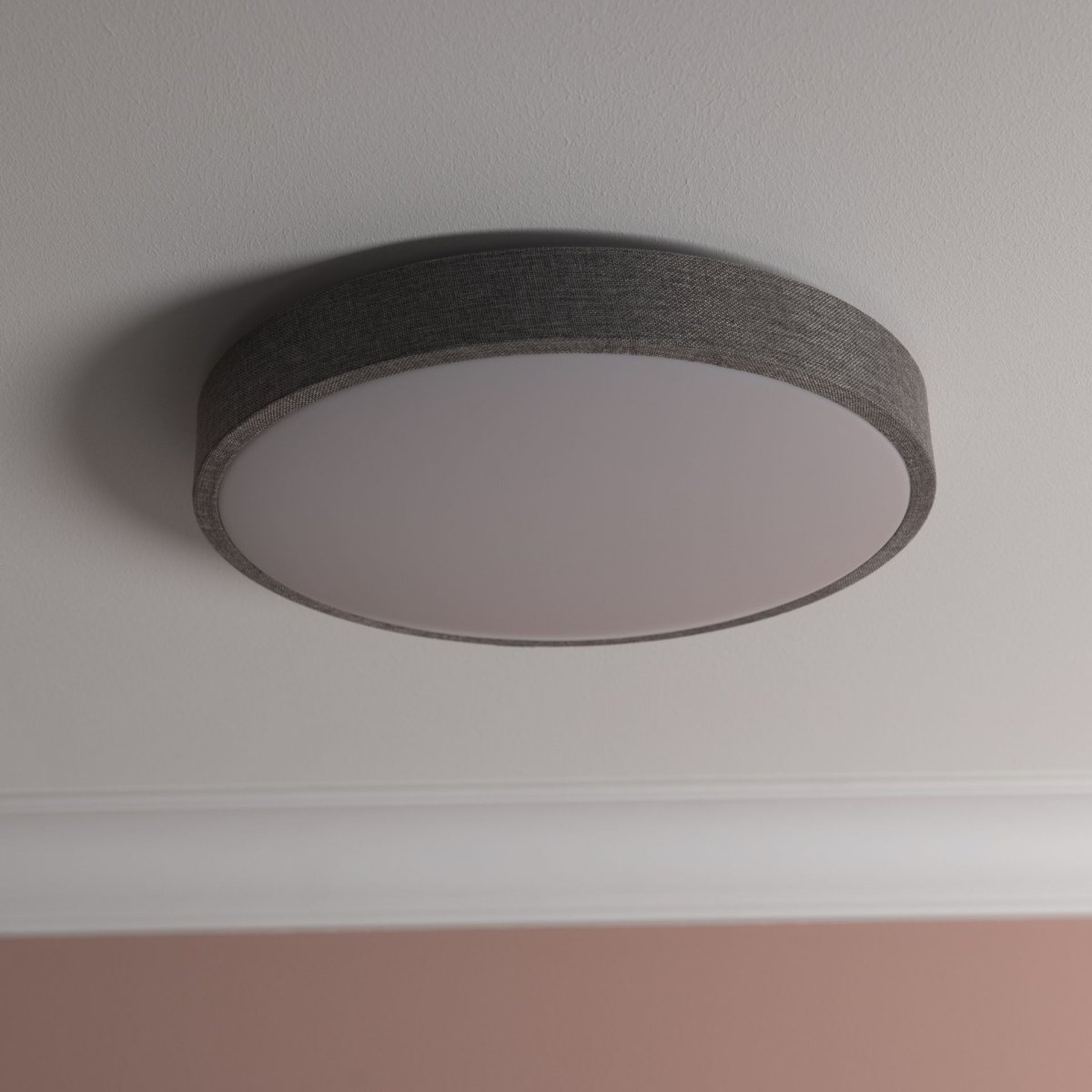 Filiz Ø38 Grå plafond Fra Brilliant - Filiz er en stilfuld loftslampe, der kombinerer moderne design med smart funktionalitet.