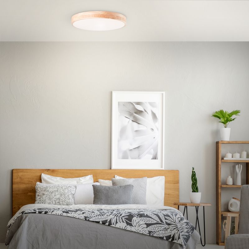 Slimline Ø50 Træ plafond Fra Brilliant - Med sit enkle og naturlige design er den perfekt til dem, der værdsætter en minimalistisk æstetik, men stadig ønsker elementer af varme og natur.