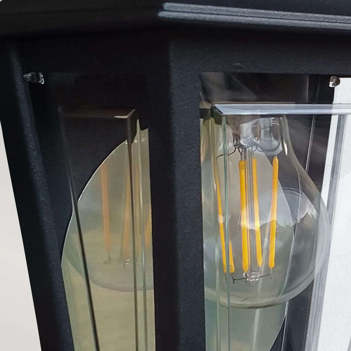 Deco Lane 32cm Sort udendørslampe Fra Elstead Lighting - Den er lavet af sortlakeret aluminium og polycarbonat og tilbyder en let, men robust konstruktion, der er holdbar og langtidsholdbar.