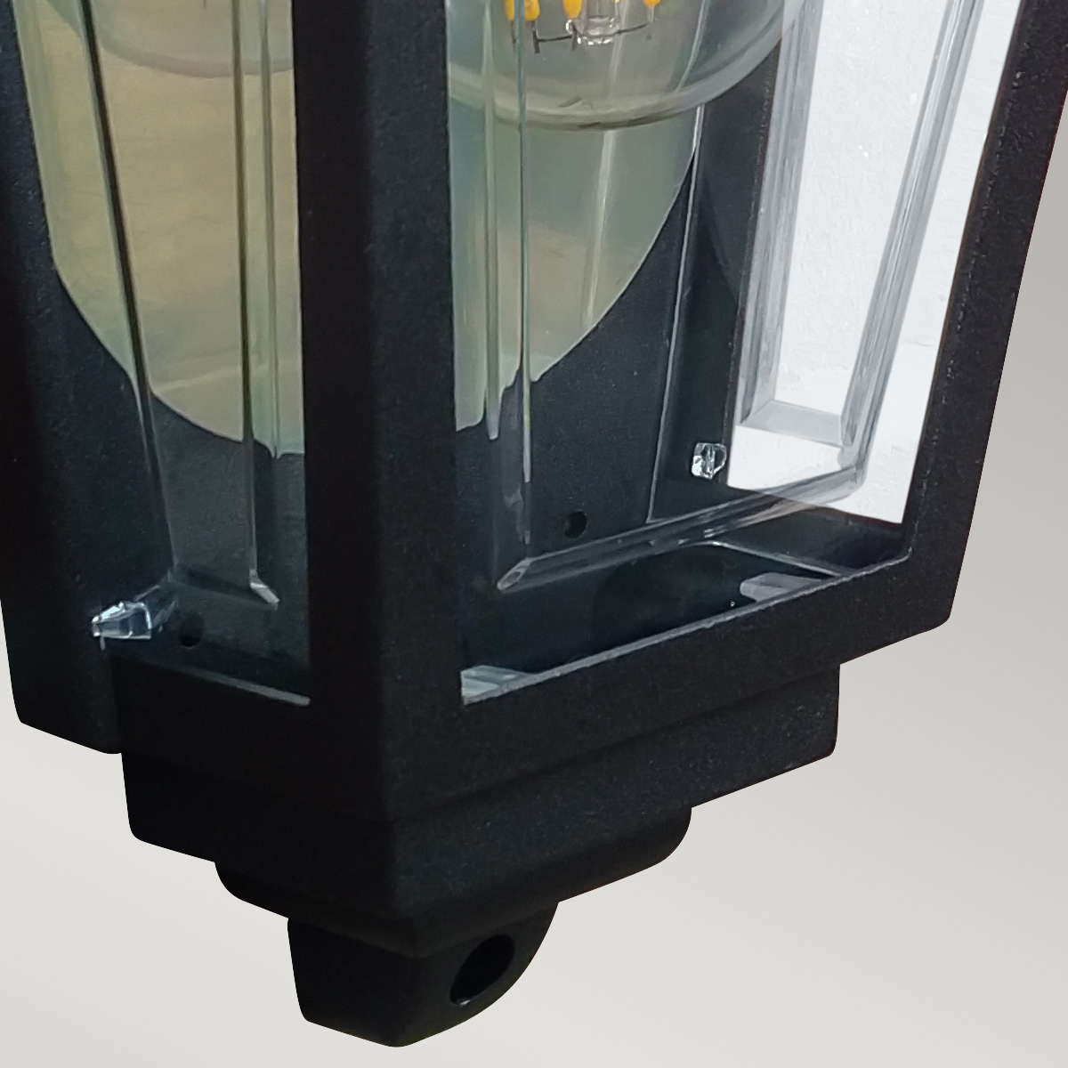 Deco Lane 32cm Sort udendørslampe Fra Elstead Lighting - Den er lavet af sortlakeret aluminium og polycarbonat og tilbyder en let, men robust konstruktion, der er holdbar og langtidsholdbar.