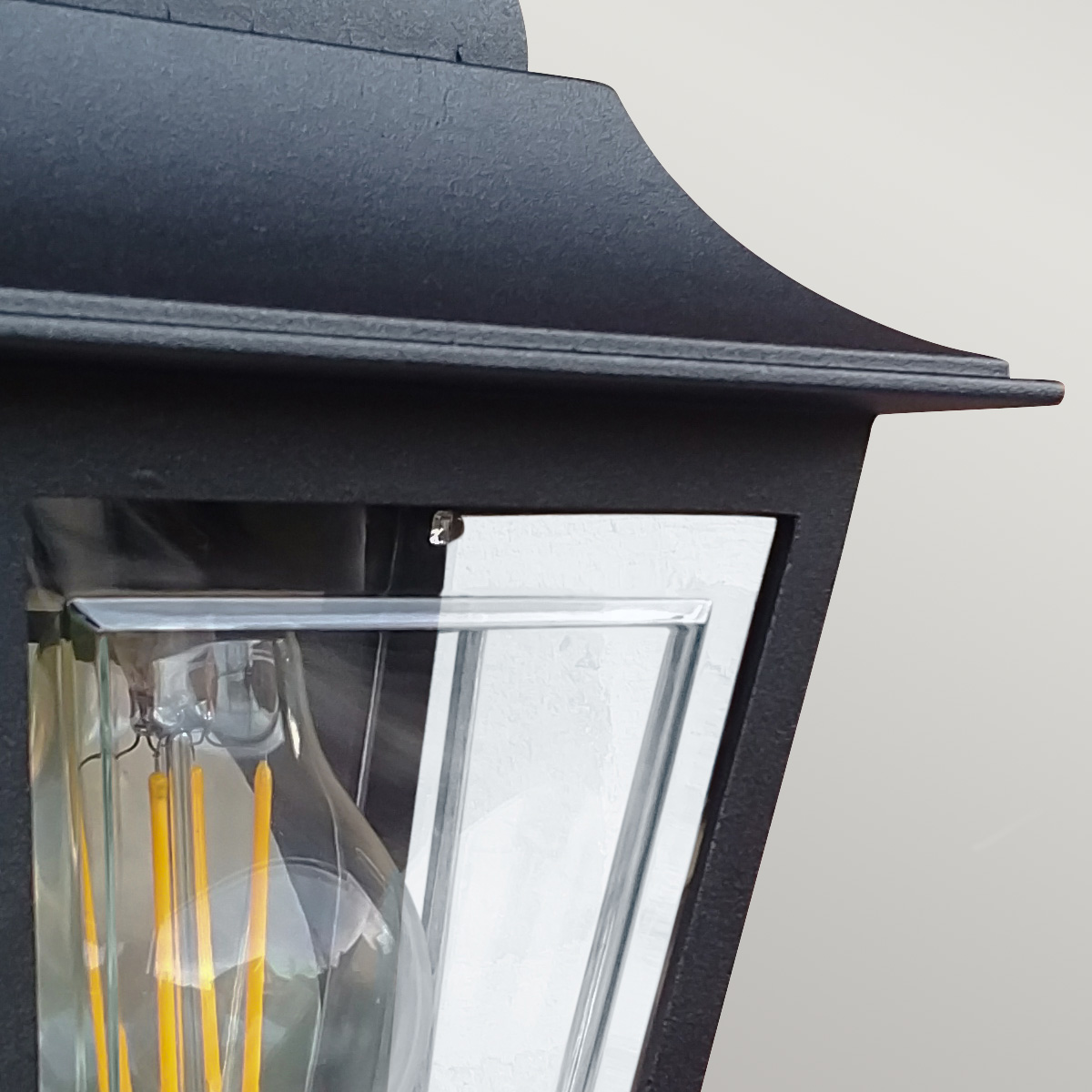 Deco Lane 32cm Sort udendørslampe Fra Elstead Lighting - Den er lavet af sortlakeret aluminium og polycarbonat og tilbyder en let, men robust konstruktion, der er holdbar og langtidsholdbar.