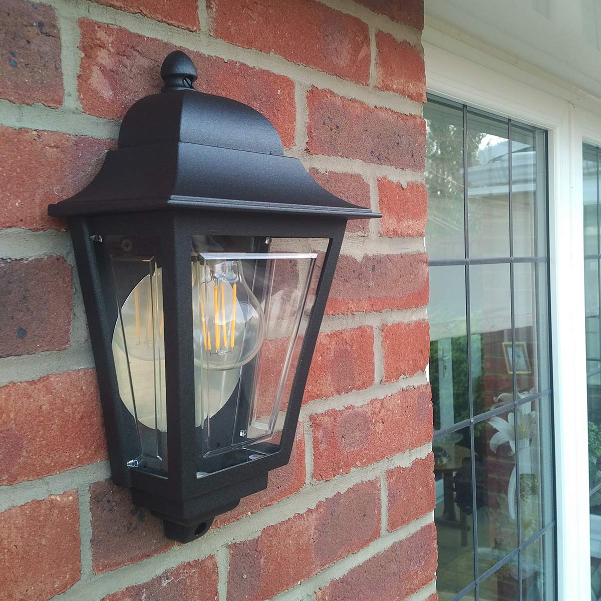 Deco Lane 32cm Sort udendørslampe Fra Elstead Lighting - Den er lavet af sortlakeret aluminium og polycarbonat og tilbyder en let, men robust konstruktion, der er holdbar og langtidsholdbar.
