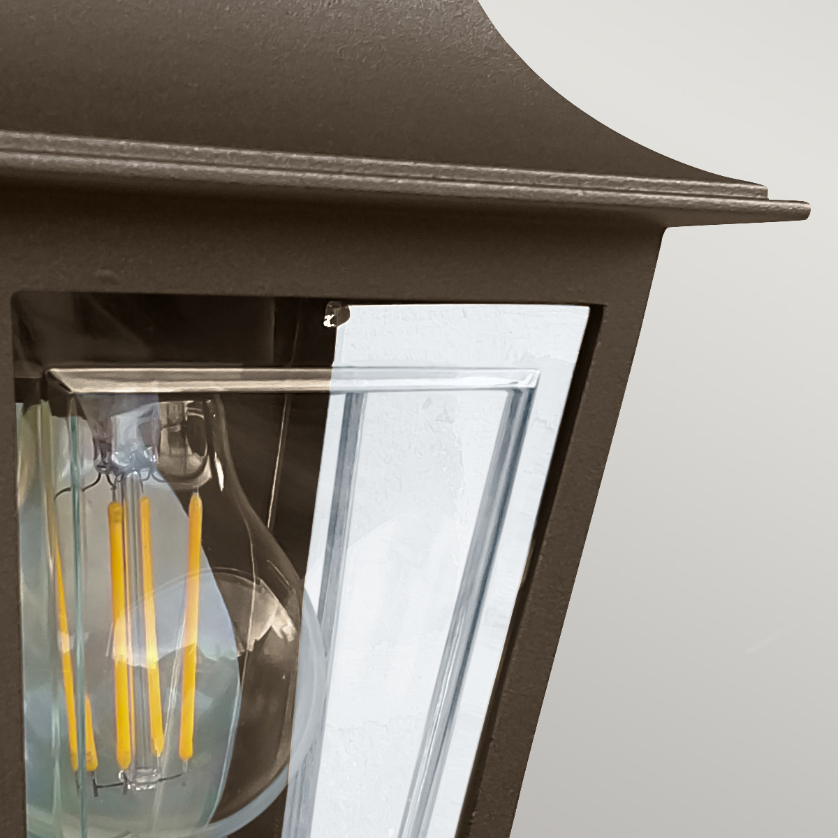 Deco Lane 32cm Bronze udendørslampe Fra Elstead Lighting - Den er lavet af bronzefarvet aluminium og polycarbonat og tilbyder en let, men robust konstruktion, der er holdbar og langtidsholdbar.