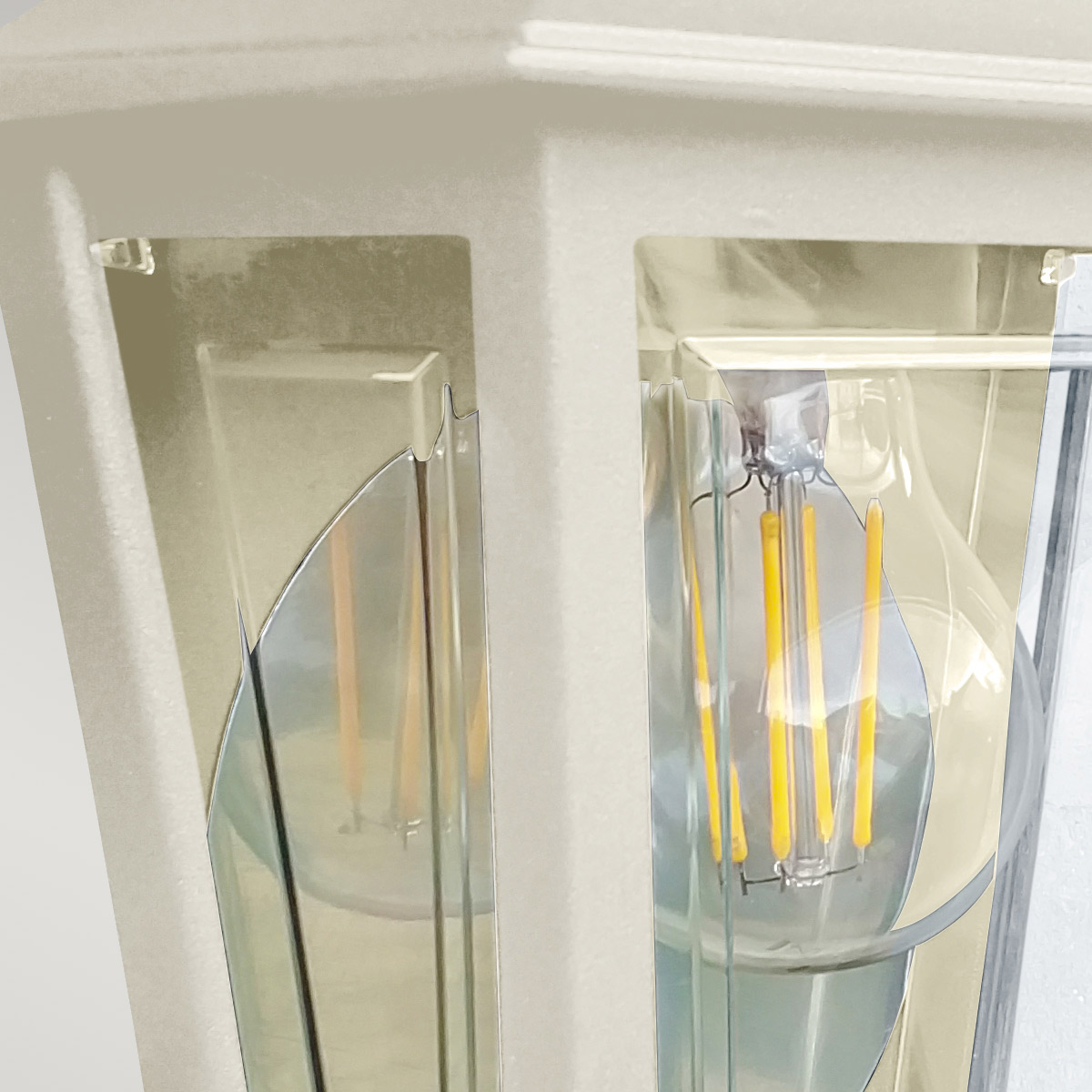 Deco Lane 32cm Beige udendørslampe Fra Elstead Lighting - Den er lavet af forkromet aluminium og polycarbonat og tilbyder en let, men robust konstruktion, der er vejrbestandig og langtidsholdbar.